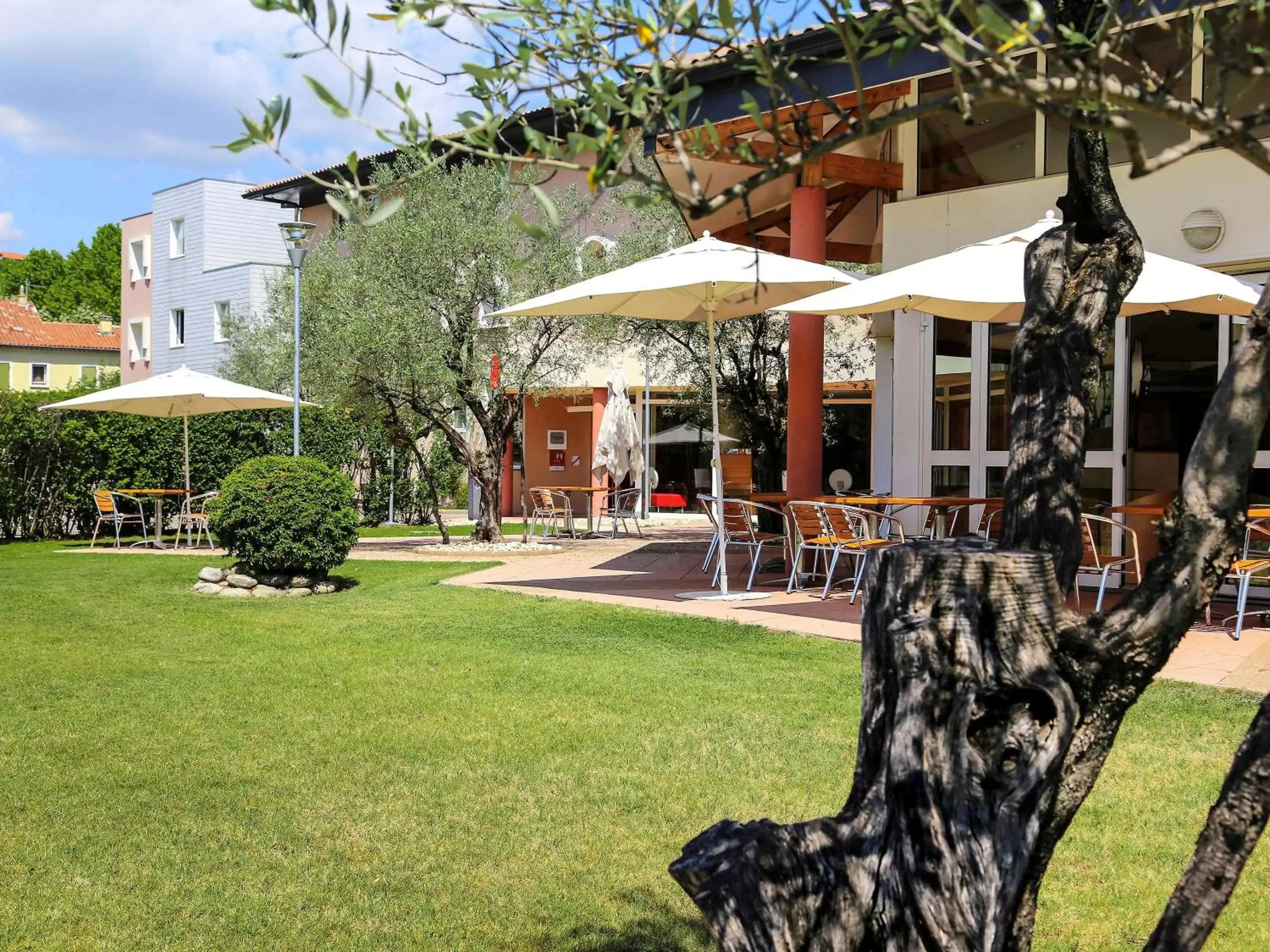 Restaurant/places to eat, Garden in ibis Aubenas