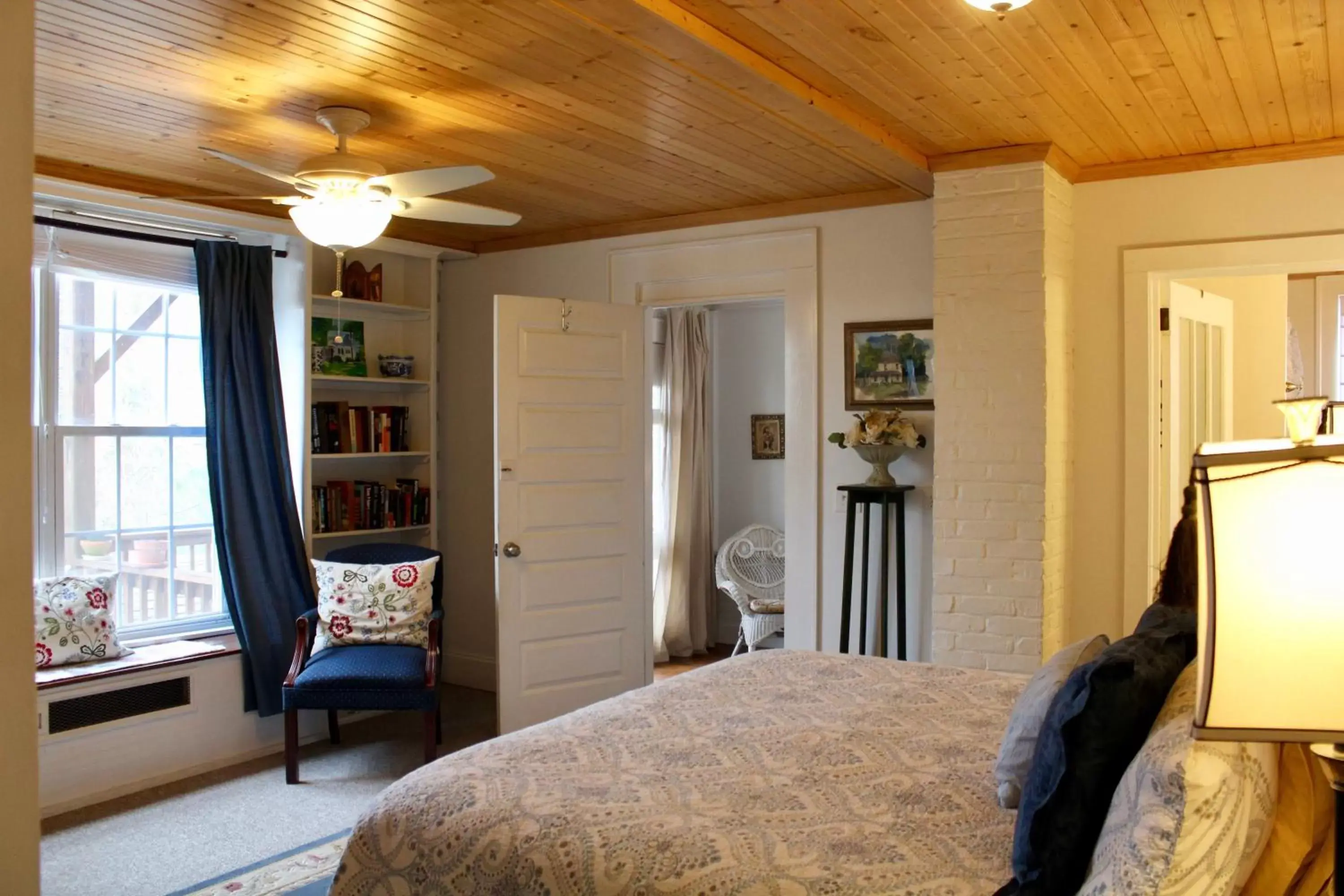 Photo of the whole room, Bed in Oakland Cottage Bed and Breakfast