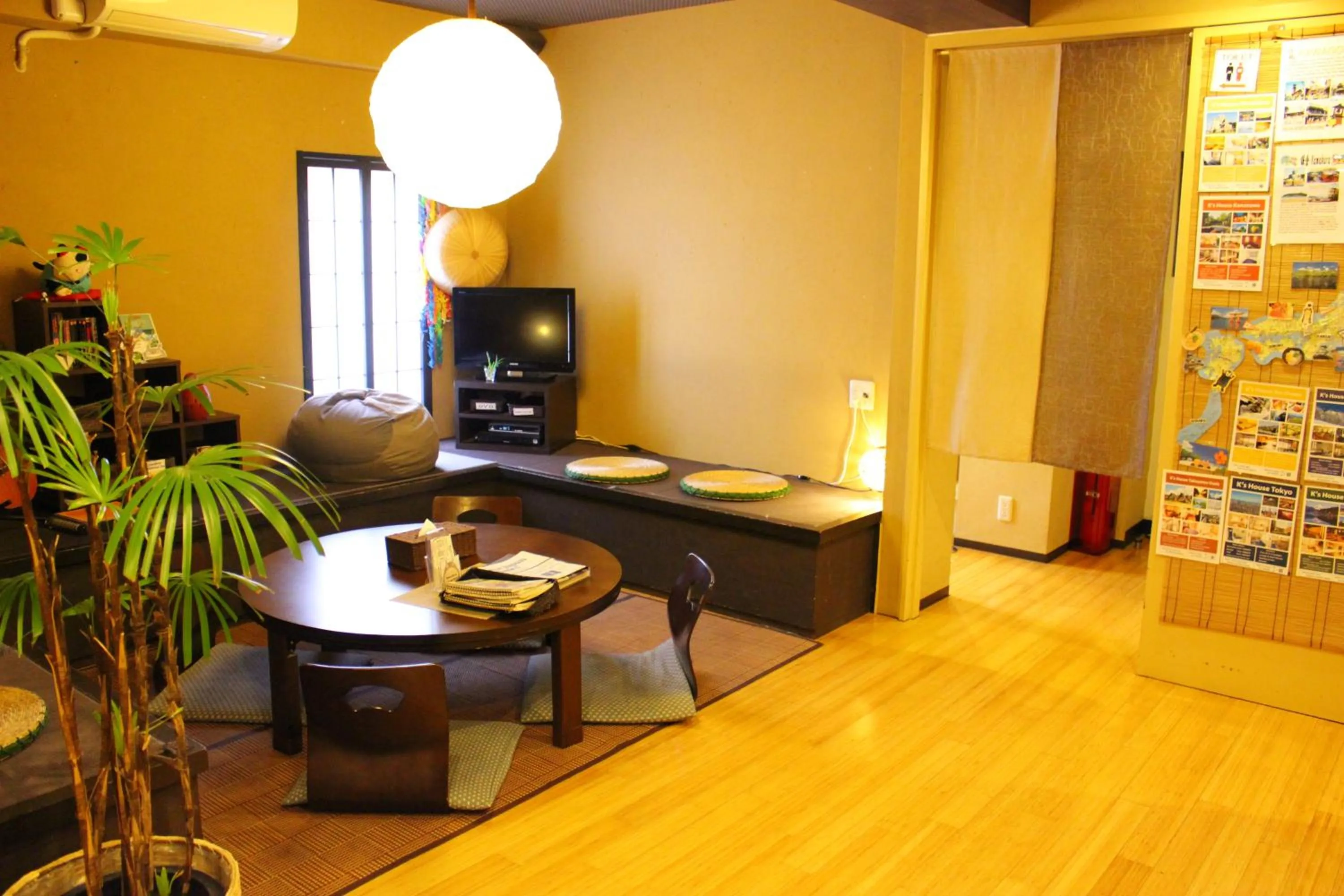 Communal lounge/ TV room in K's House Tokyo Oasis - Quality Hostel in Asakusa