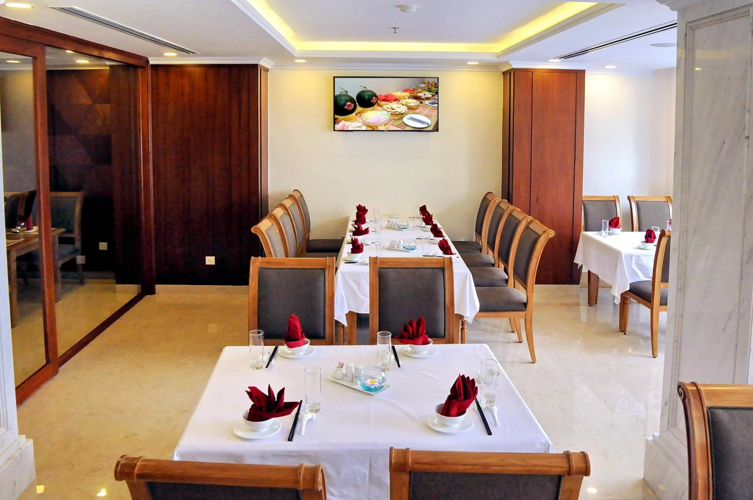 Restaurant/places to eat in Apus Hotel