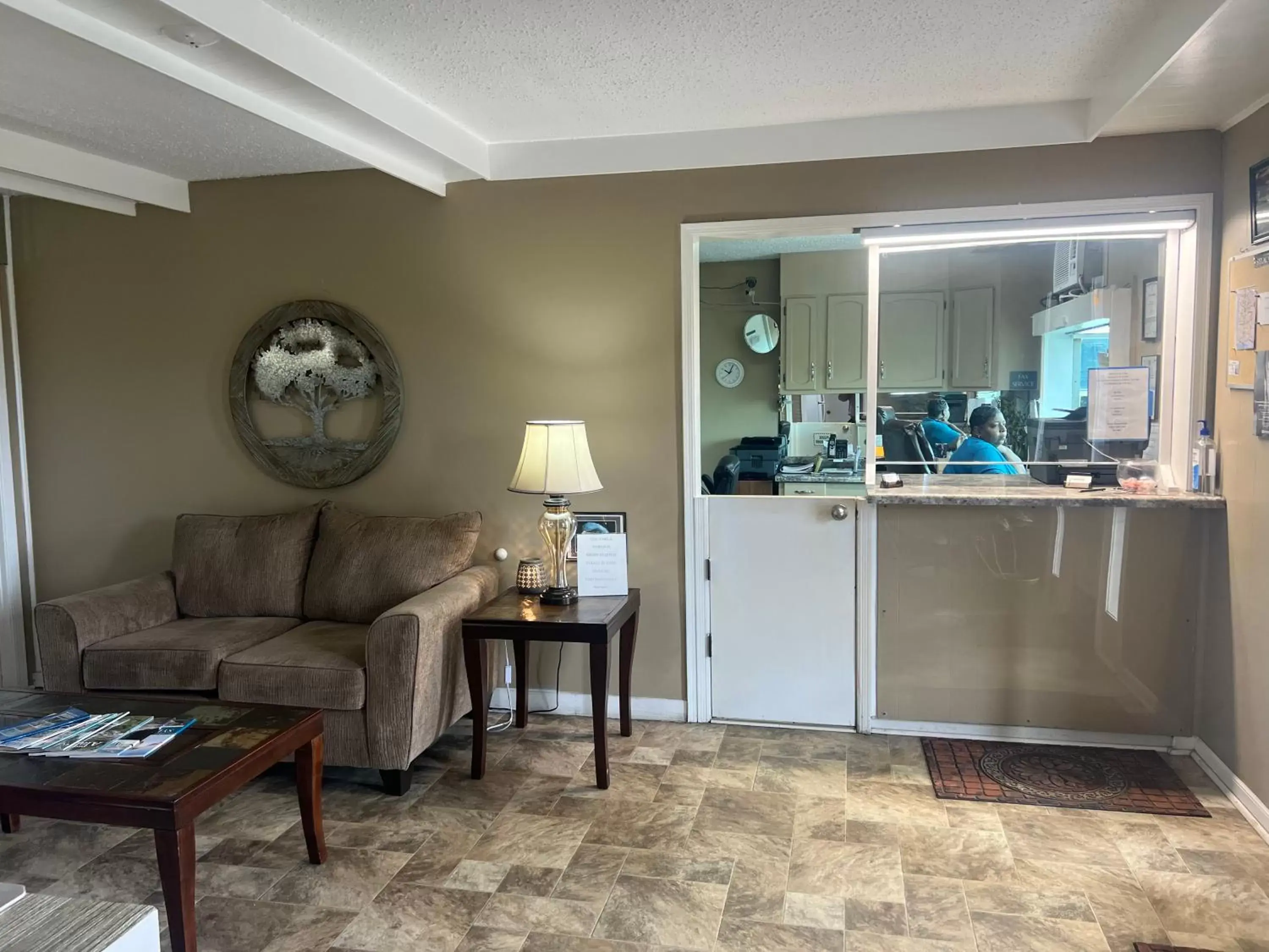 Seating area, Kitchen/Kitchenette in Towne inn