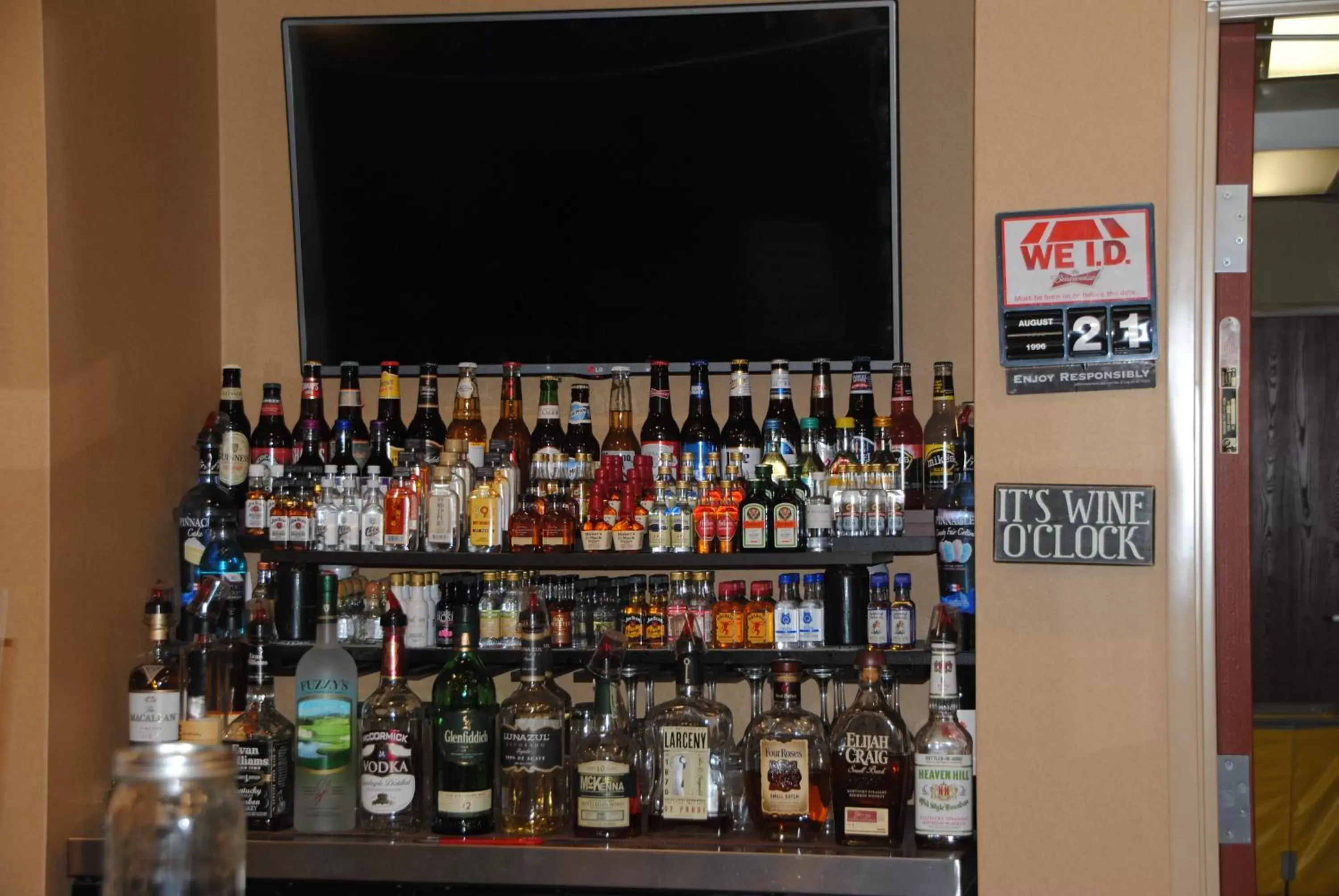 Alcoholic drinks in Cobblestone Hotel & Suites - Charlestown