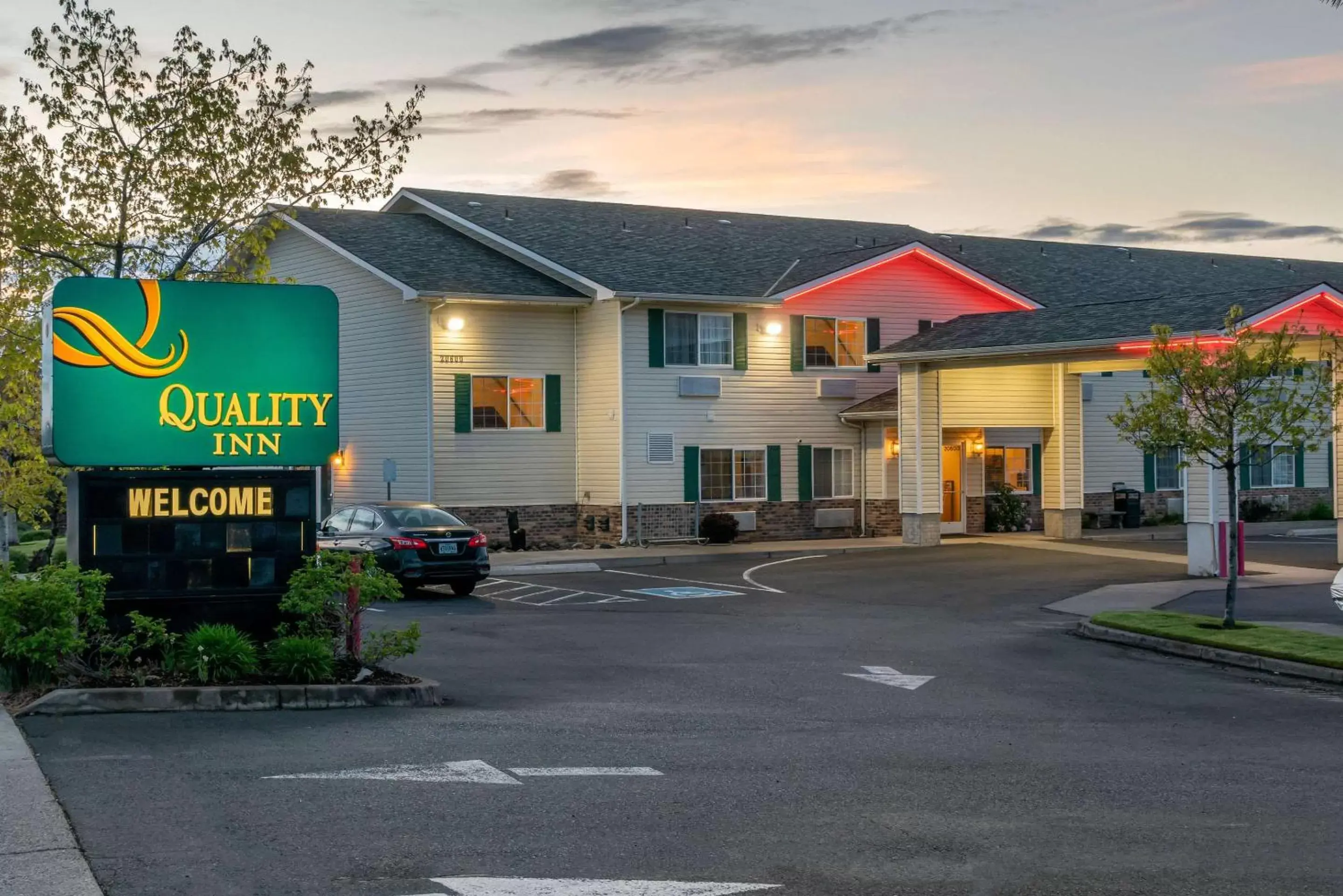 Property building in Quality Inn Bend North Property building in Quality Inn Bend North