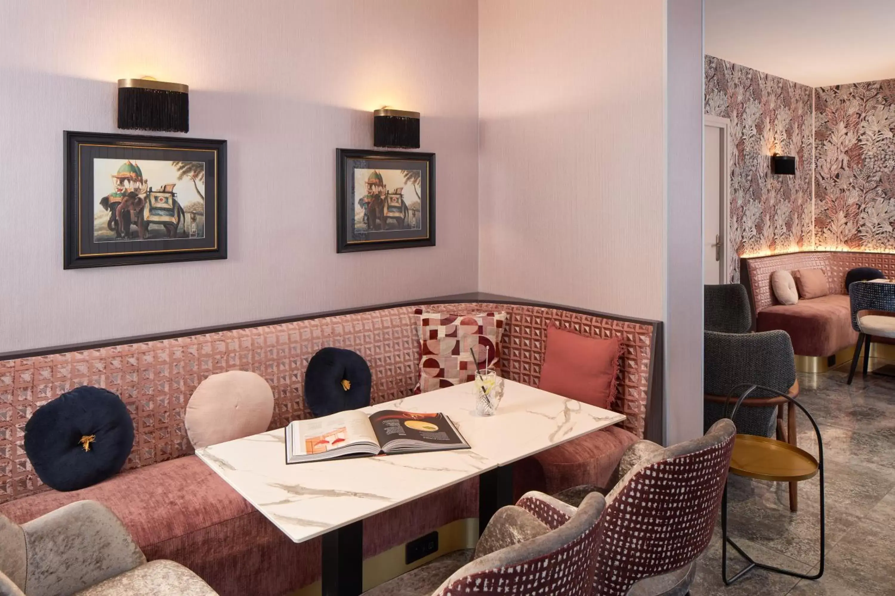 Lounge or bar in Hôtel Tourisme Avenue Lounge or bar in Hôtel Tourisme Avenue