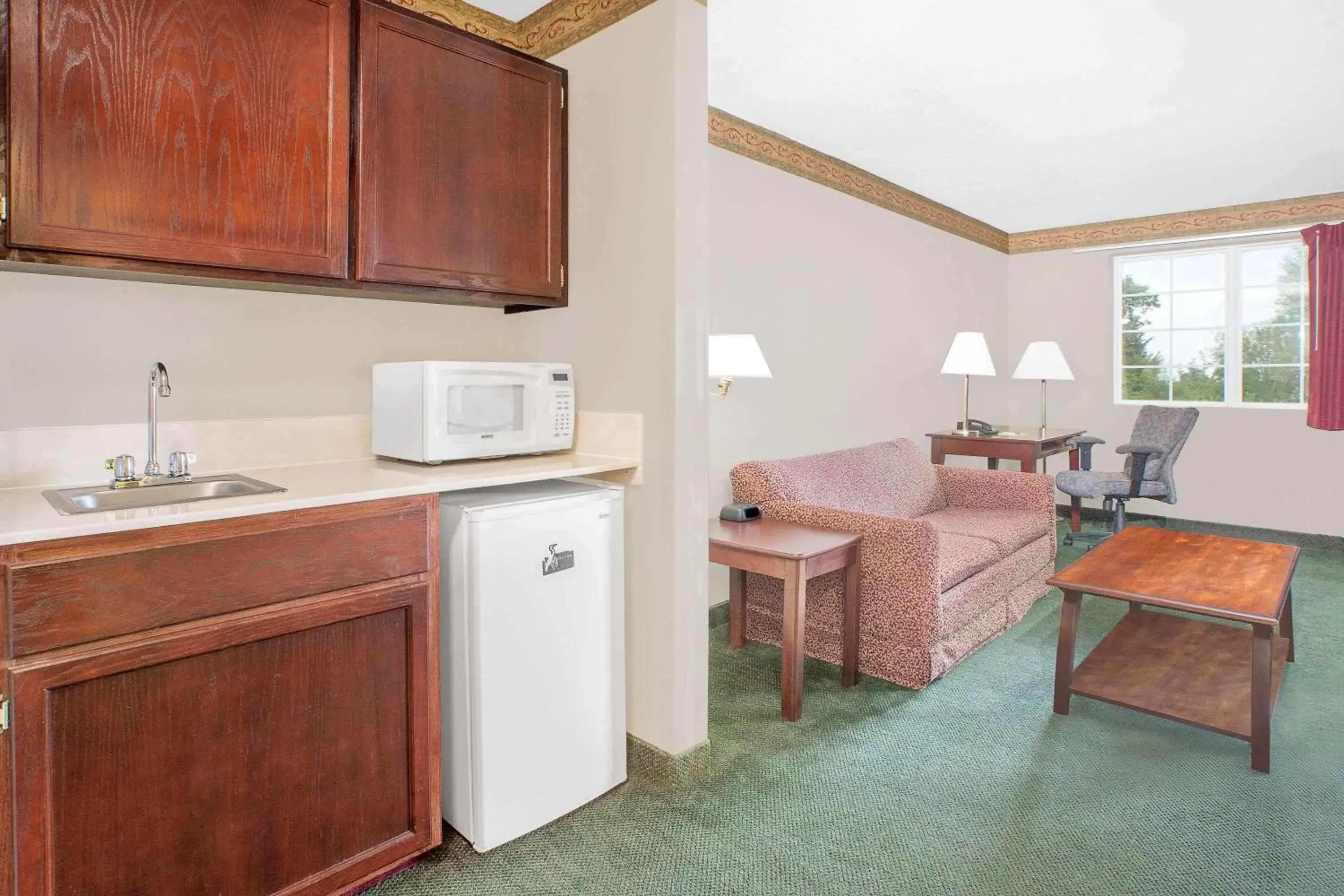 Photo of the whole room, Kitchen/Kitchenette in Days Inn by Wyndham Mountain Home