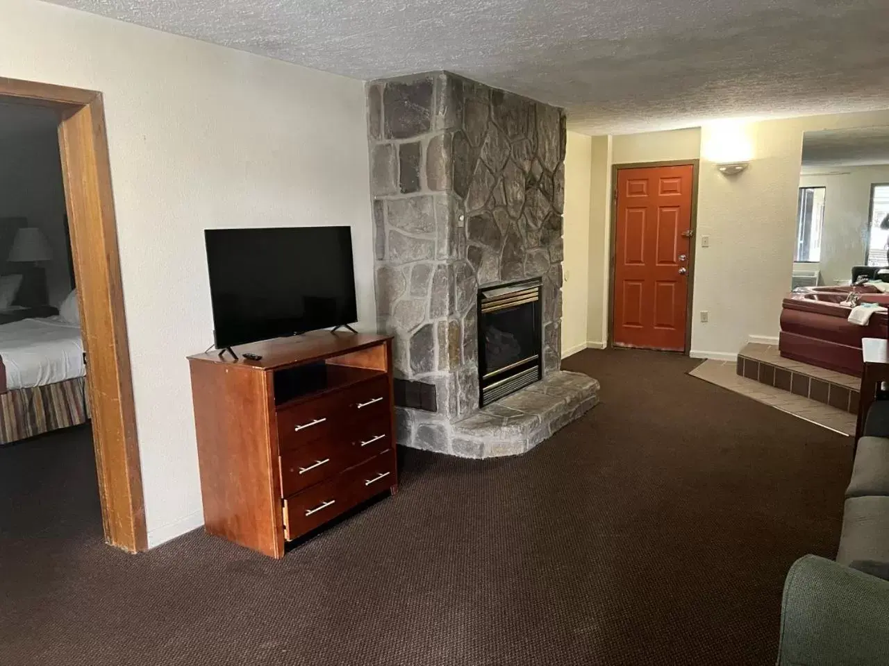 flat iron, TV/Entertainment Center in Days Inn By Wyndham Pigeon Forge South