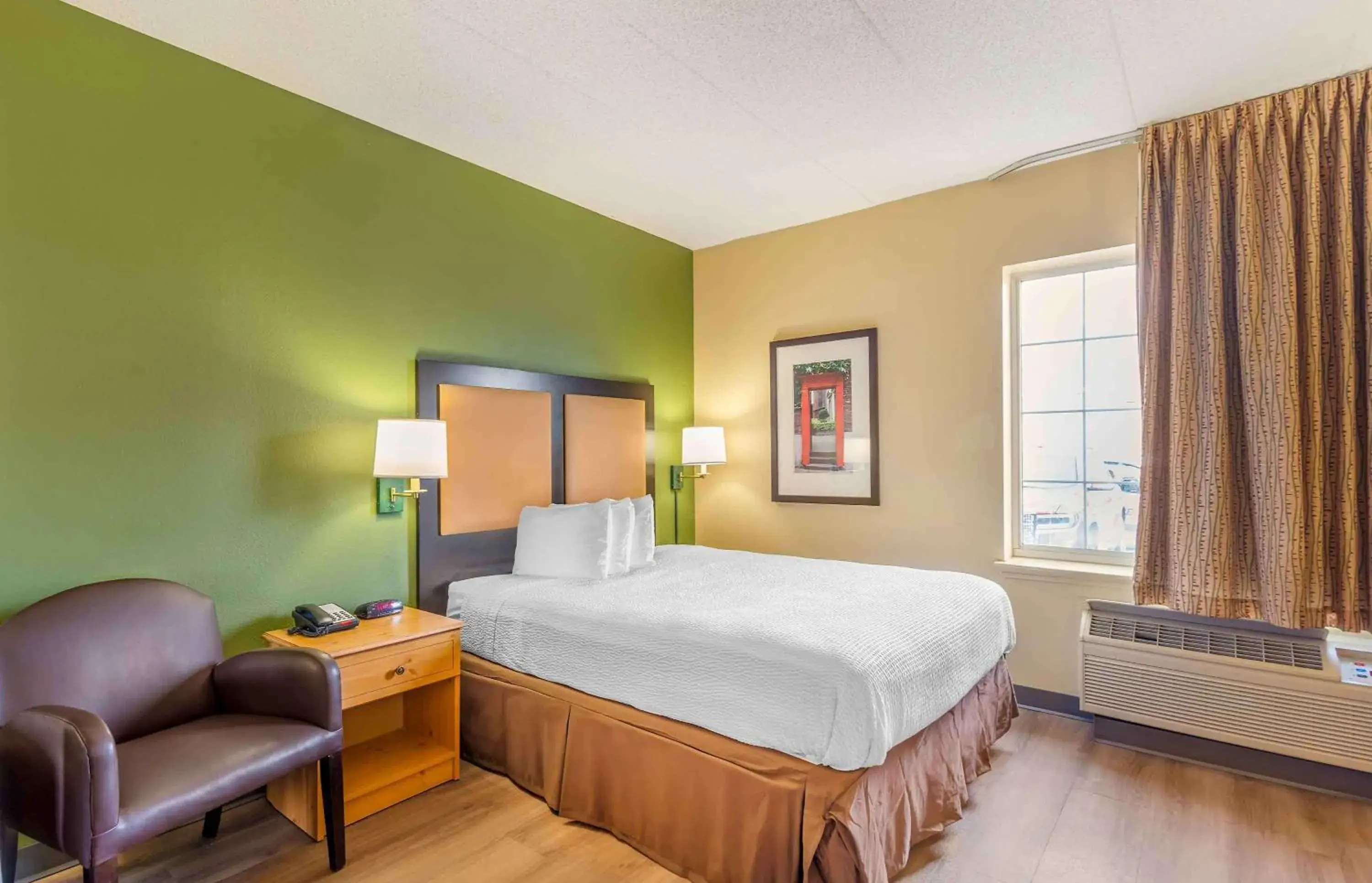 Bedroom, Bed in Extended Stay America Suites - Chicago - Lombard - Oakbrook