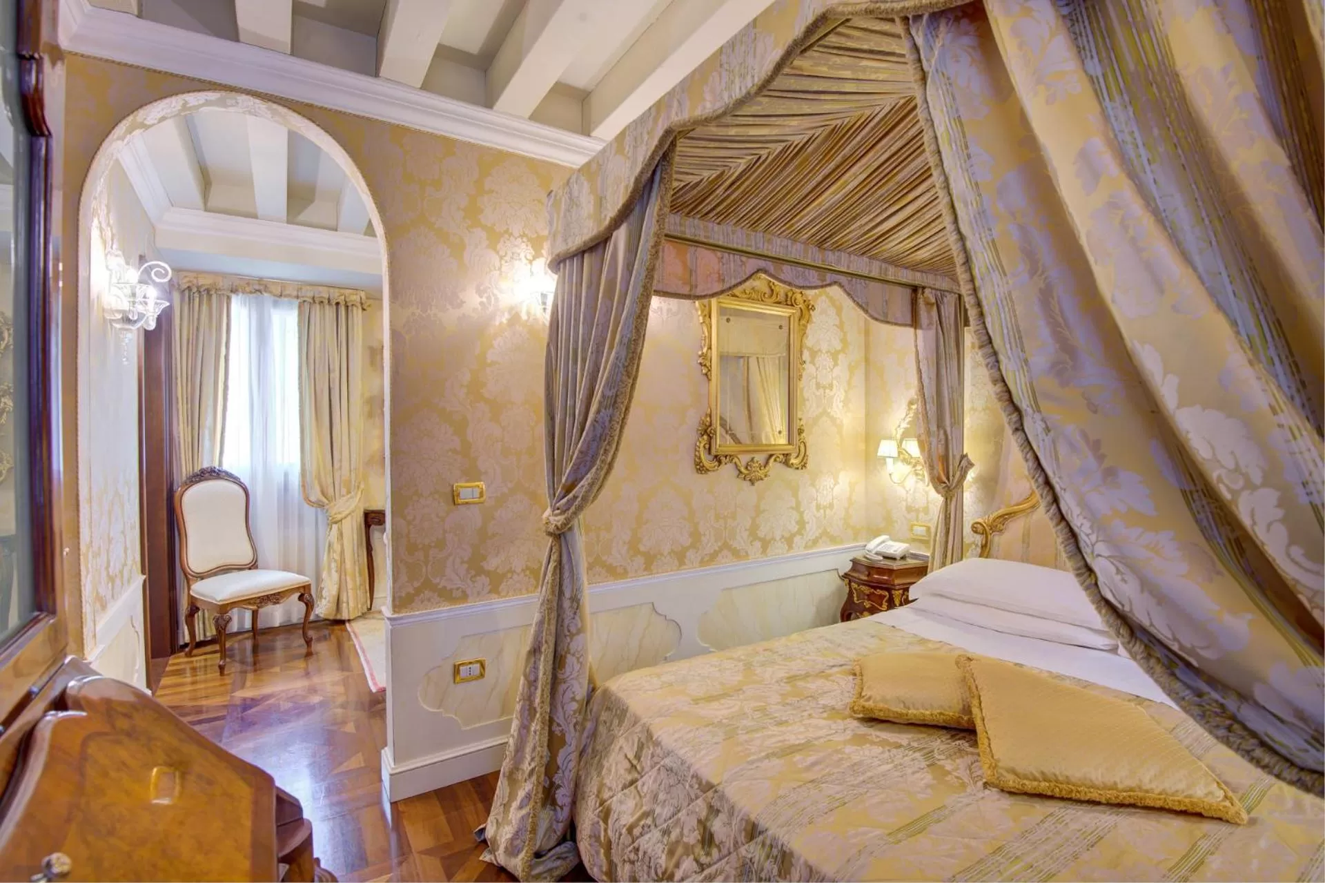 Bedroom, Bed in Canal Grande