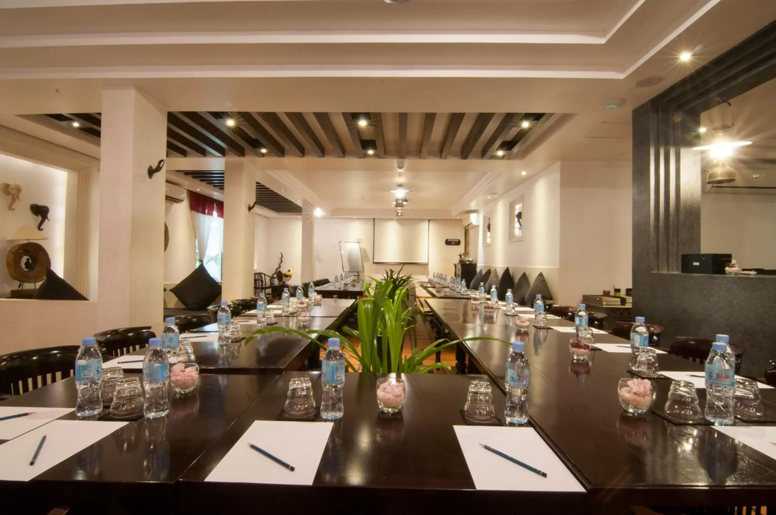 Meeting/conference room, Restaurant/Places to Eat in La Rose Suites