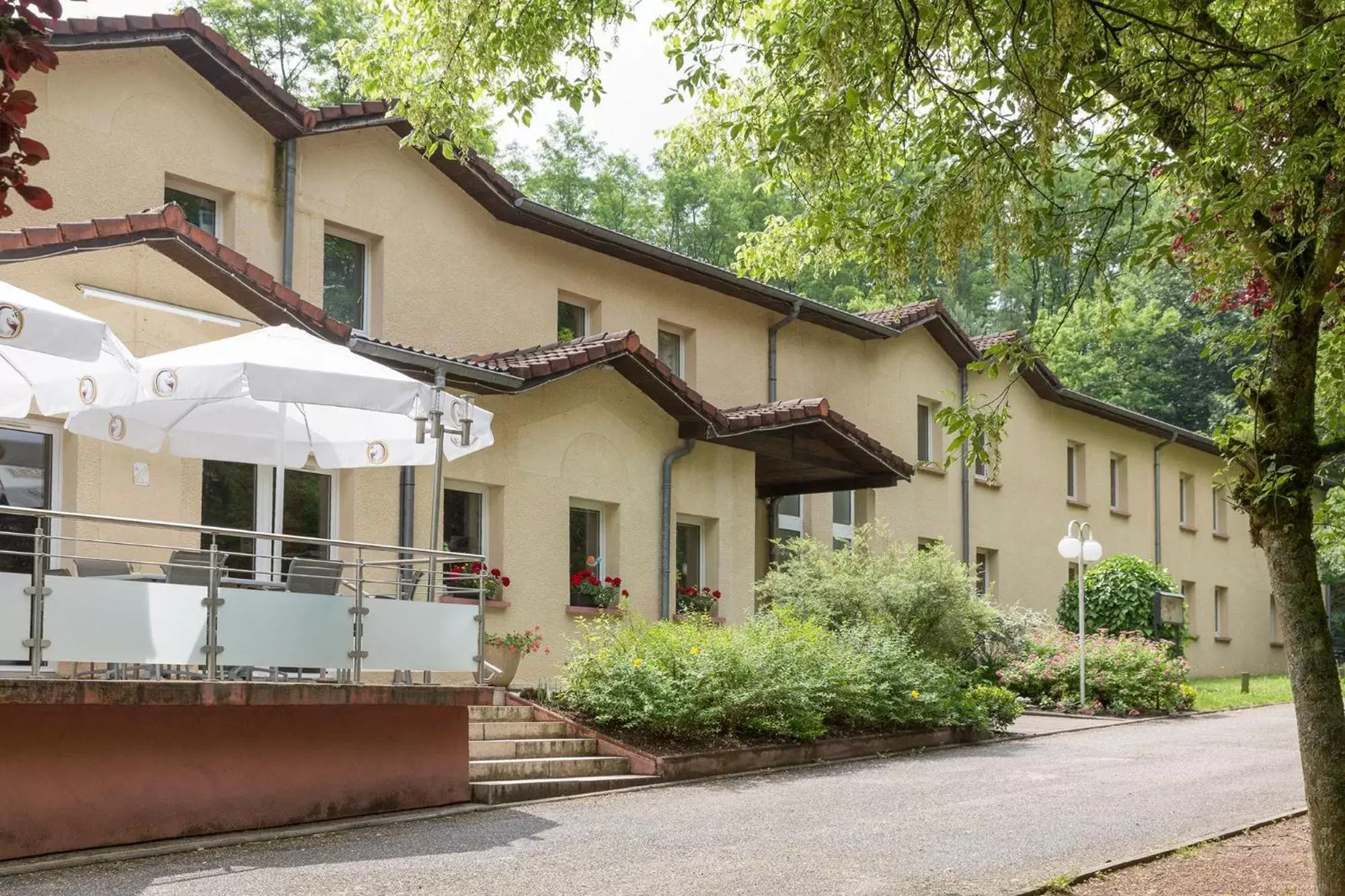 Facade/entrance, Property Building in The Originals City, Hôtel Aster, Saint-Avold Nord (Inter-Hotel)