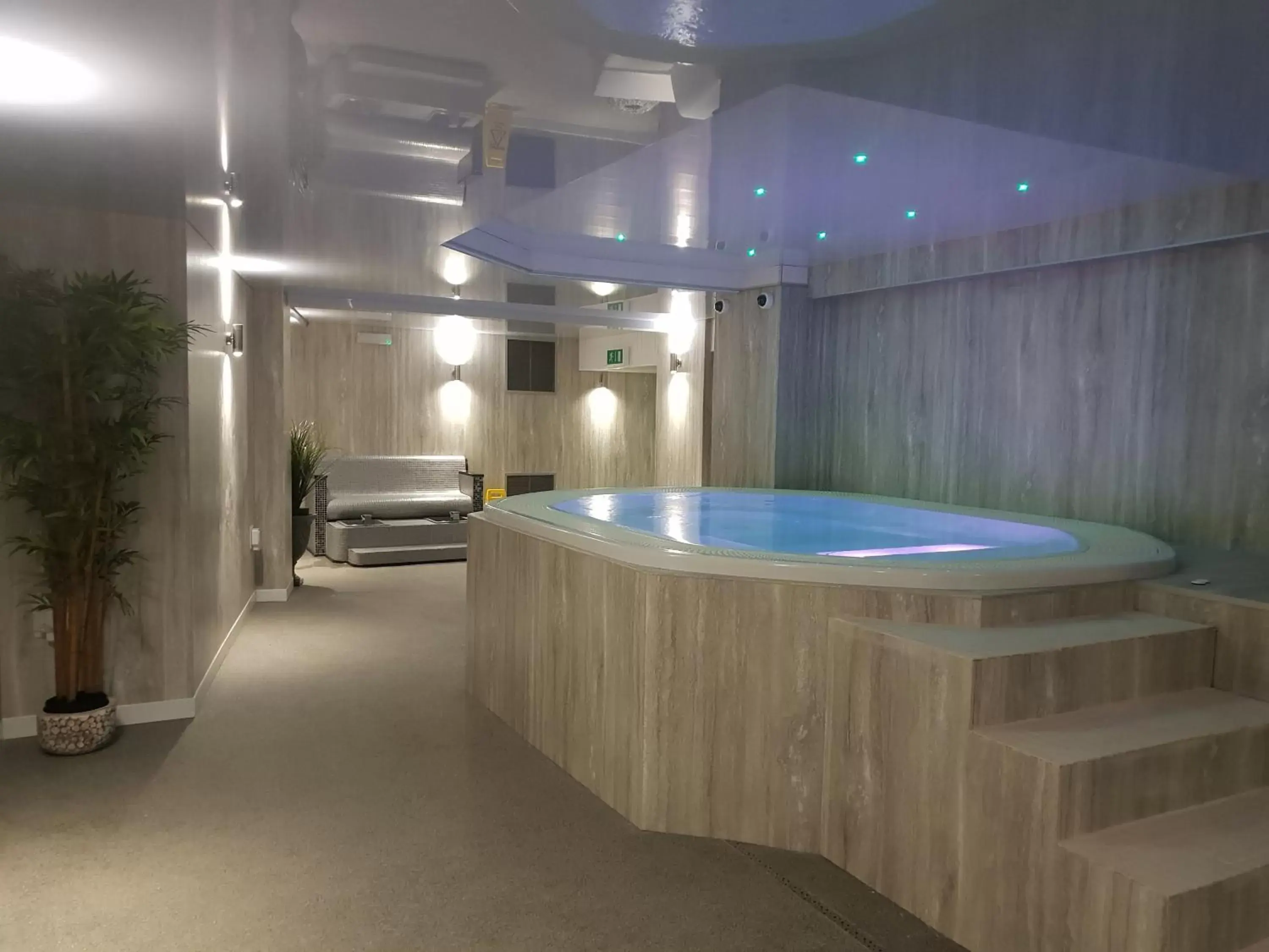 Hot Tub, Swimming Pool in Gwesty'r Marine Hotel & Spa