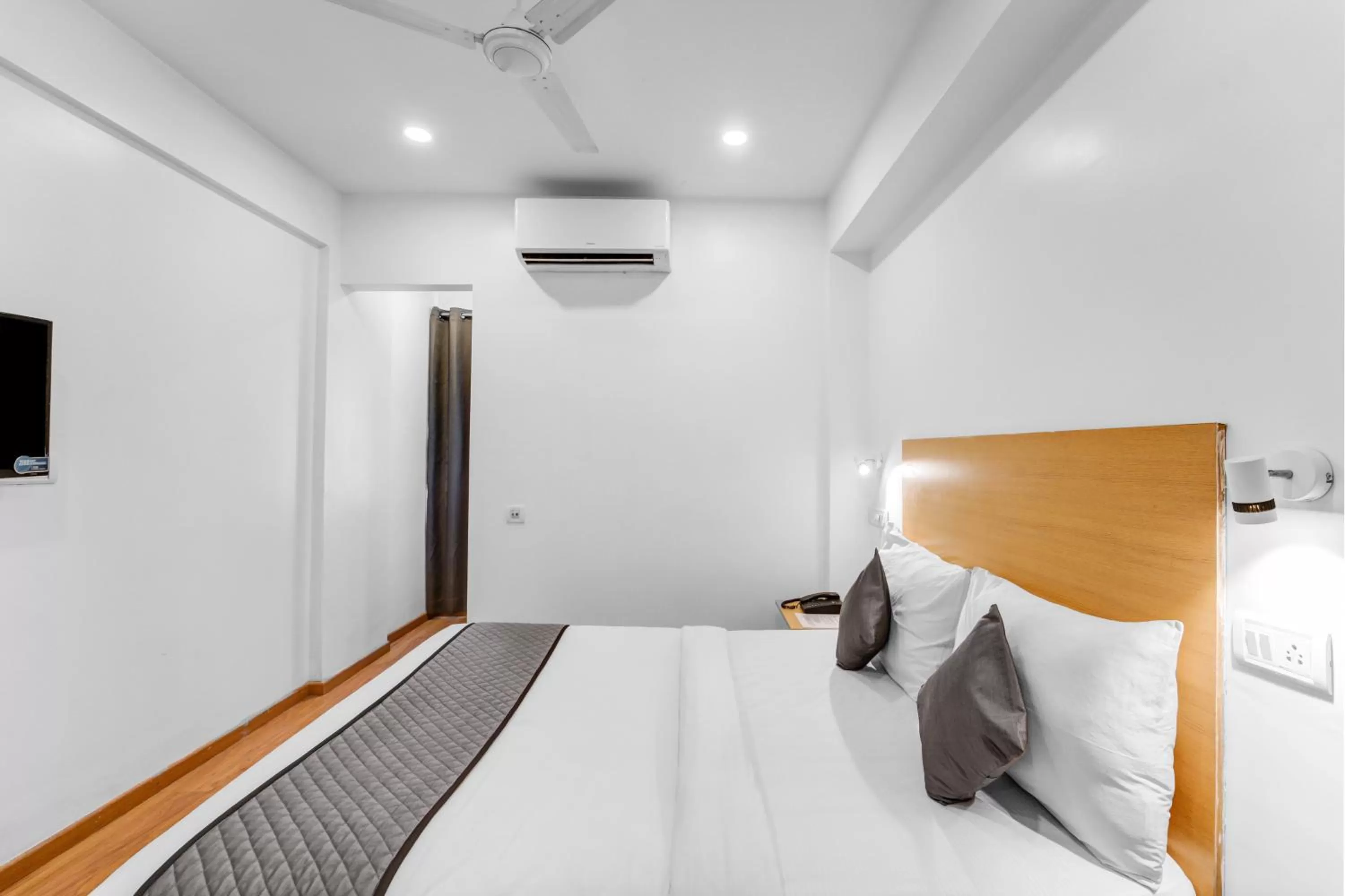 Communal lounge/ TV room, Bed in UPAR Hotels Thoraipakkam, OMR