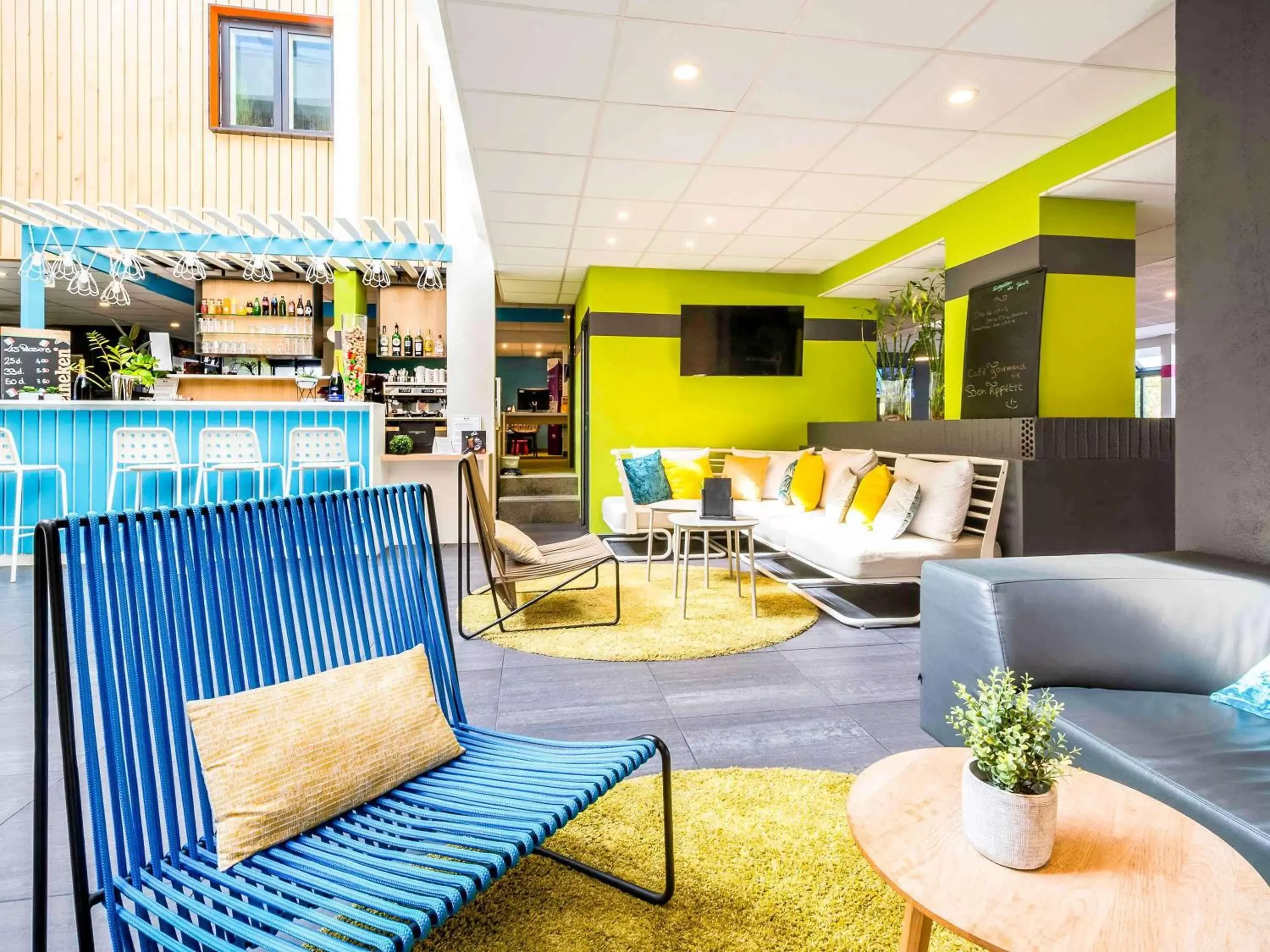 Property building, Lounge/Bar in Ibis Styles Toulouse Labège