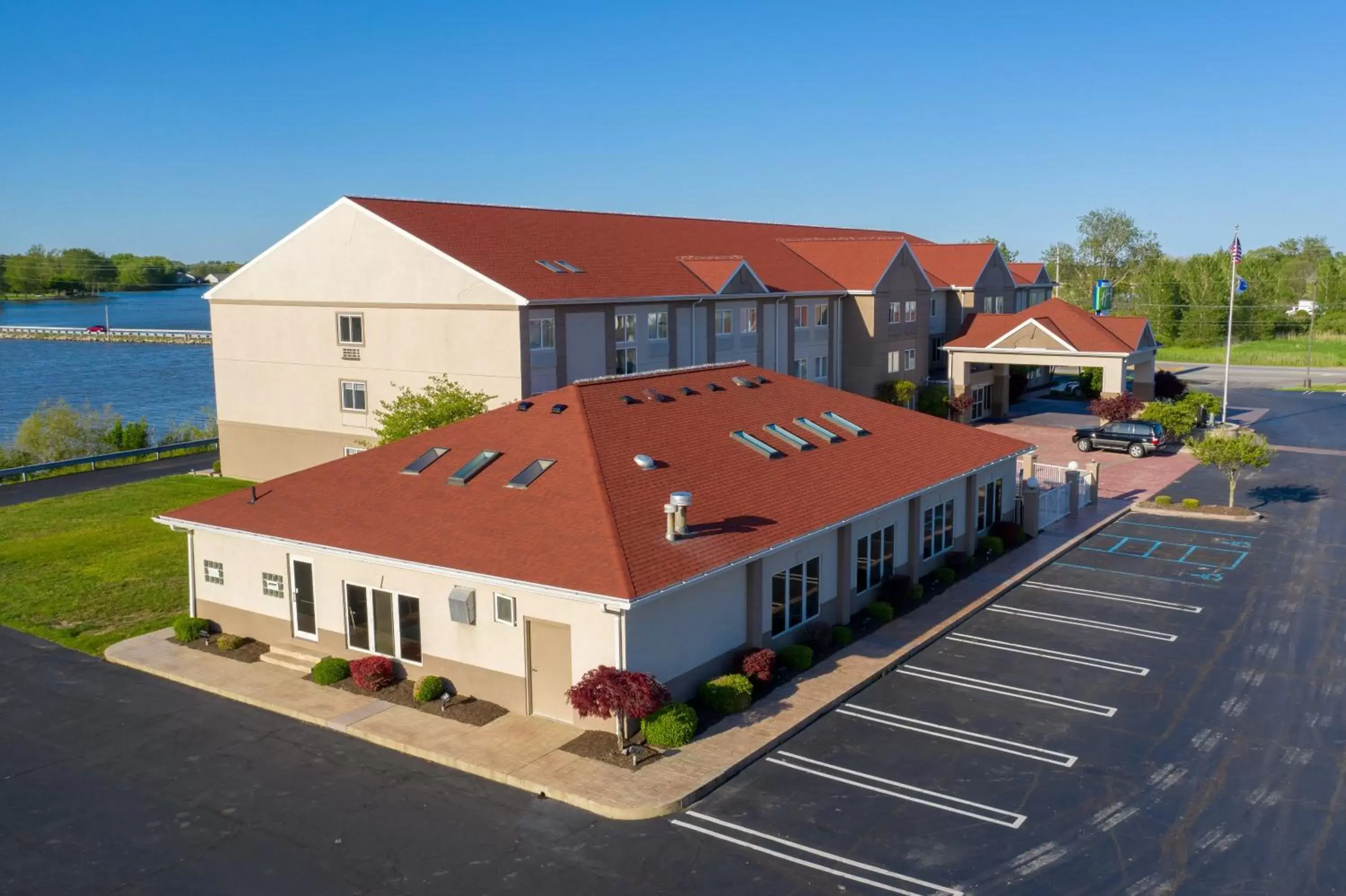 Property Building in Holiday Inn Express Hotel & Suites Port Clinton-Catawba Island, an IHG Hotel