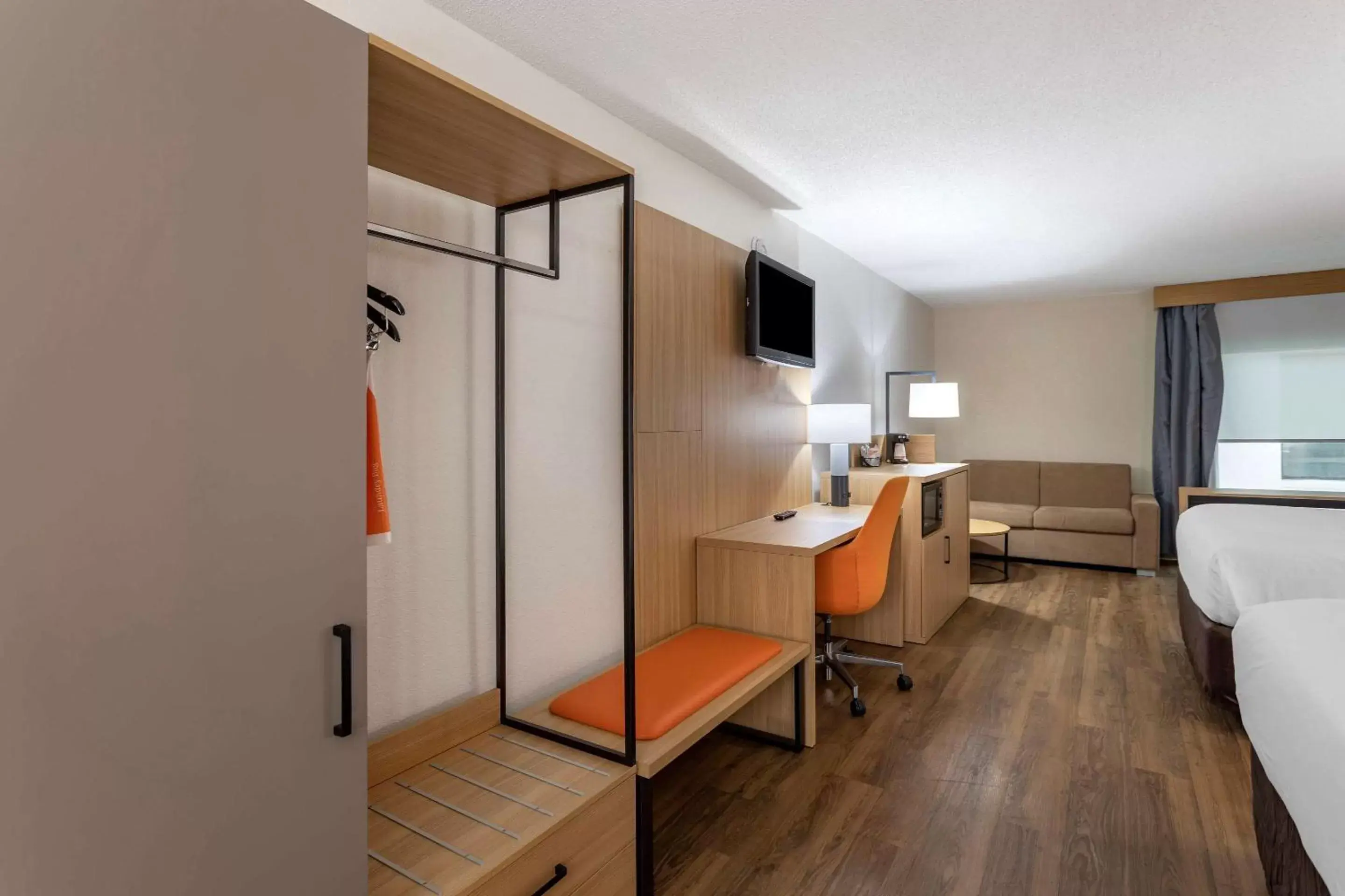 Bedroom, TV/Entertainment Center in Comfort Inn & Suites Nashville Downtown - Stadium