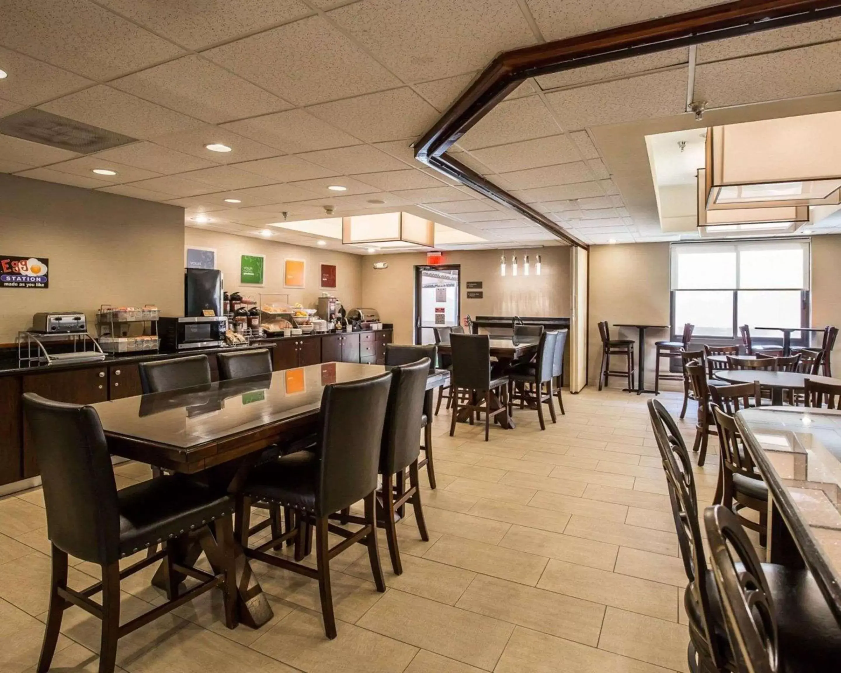 Restaurant/Places to Eat in Comfort Suites Stafford Near Sugarland