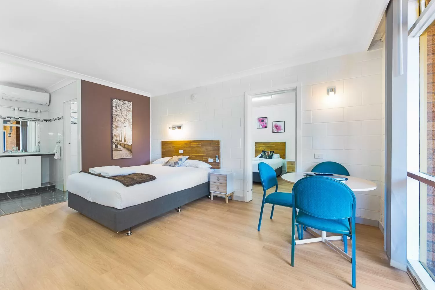 Bed in Plainsman Motel