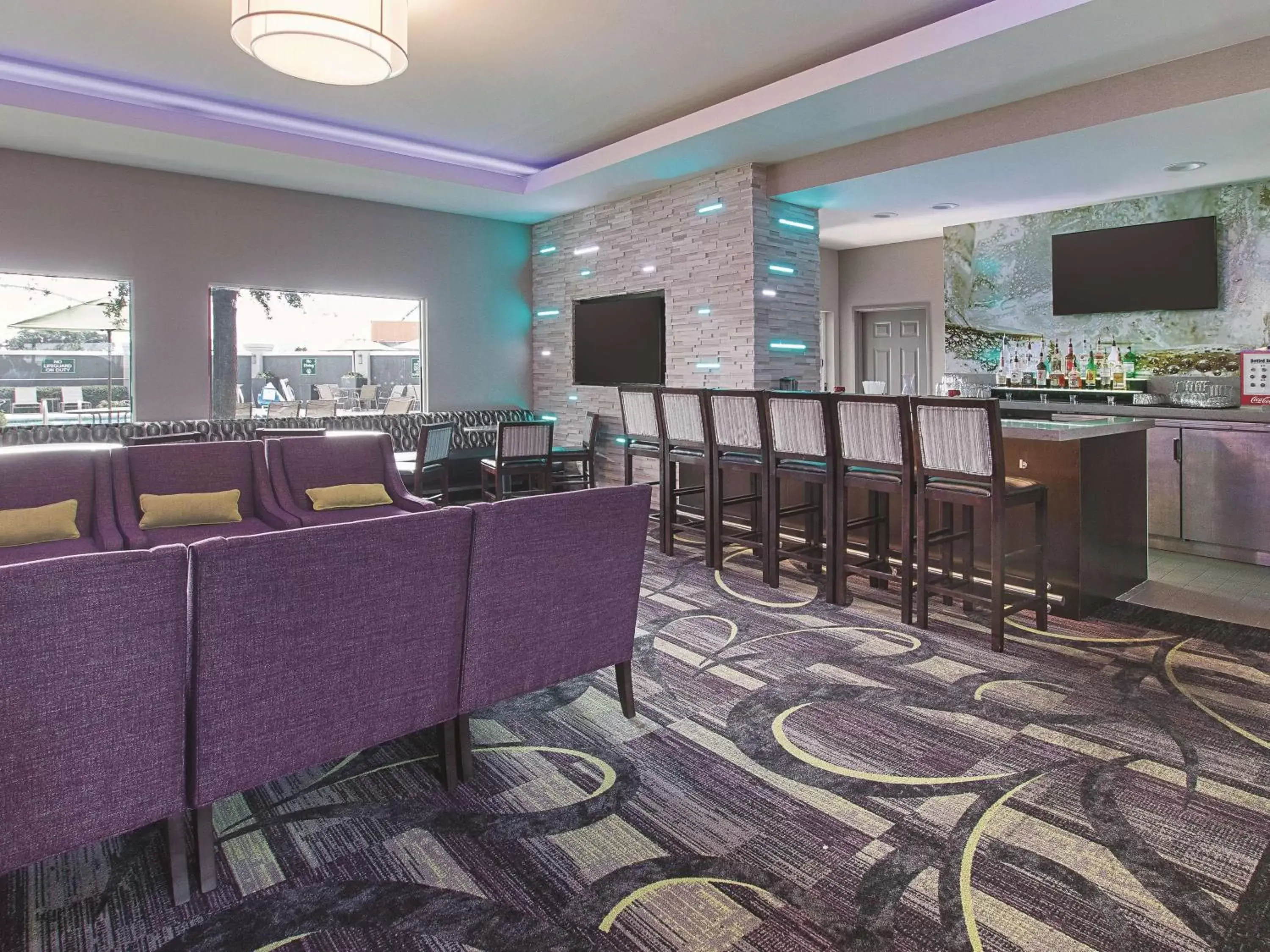 Lounge or bar, Restaurant/Places to Eat in La Quinta by Wyndham Arlington North 6 Flags Dr