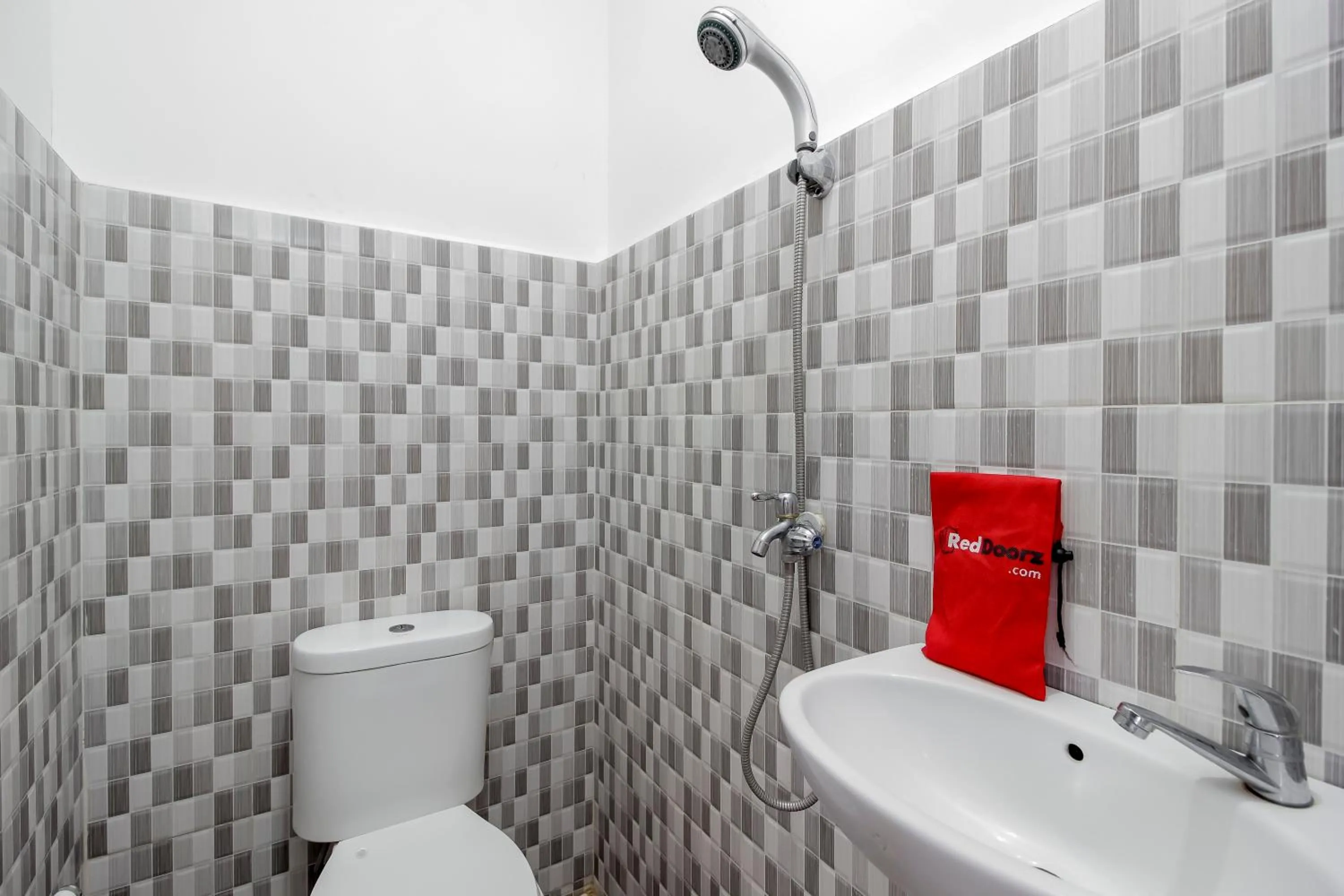 Bathroom in RedDoorz near Sam Ratulangi Airport Manado