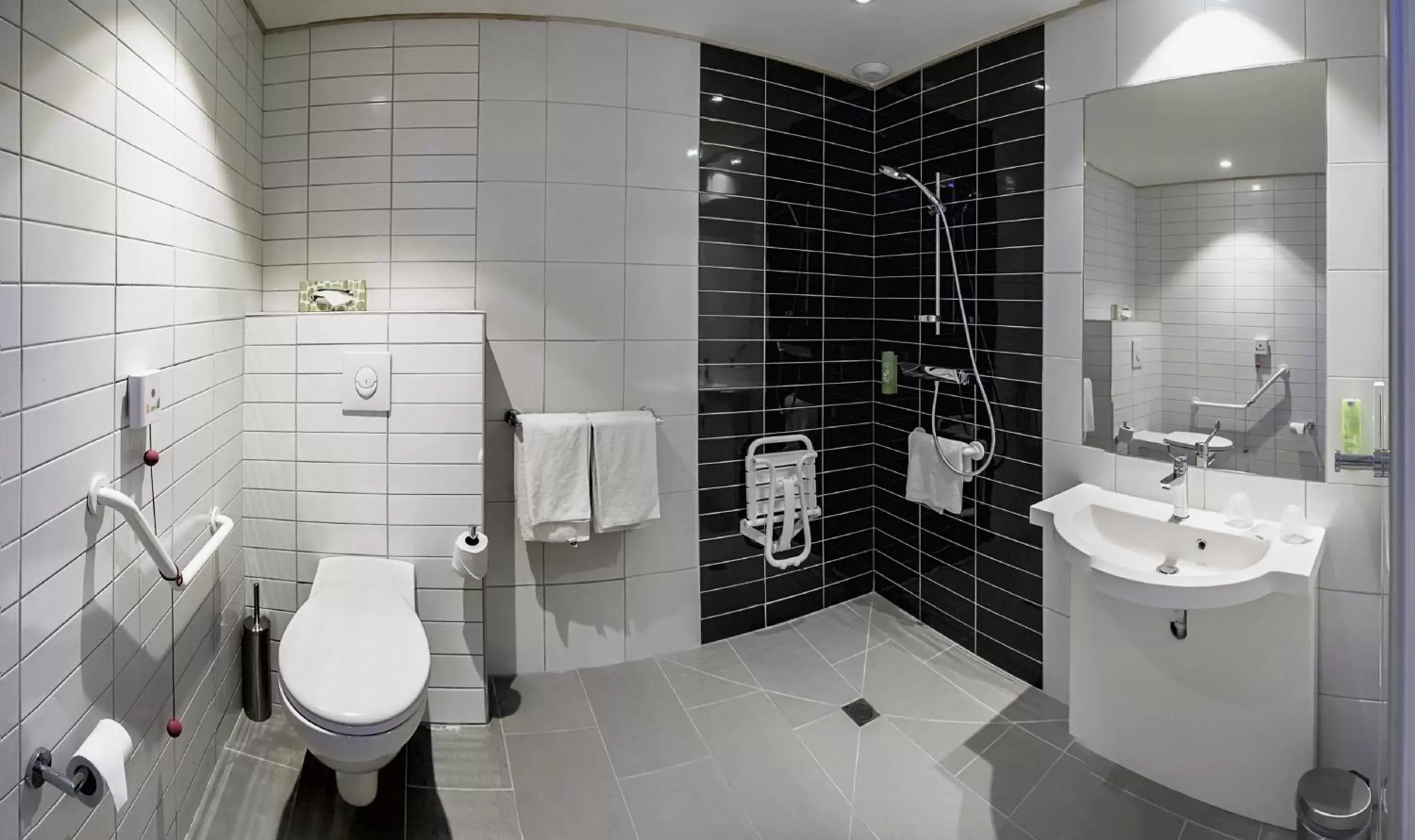 Photo of the whole room, Bathroom in Holiday Inn Express Lille Centre, an IHG Hotel