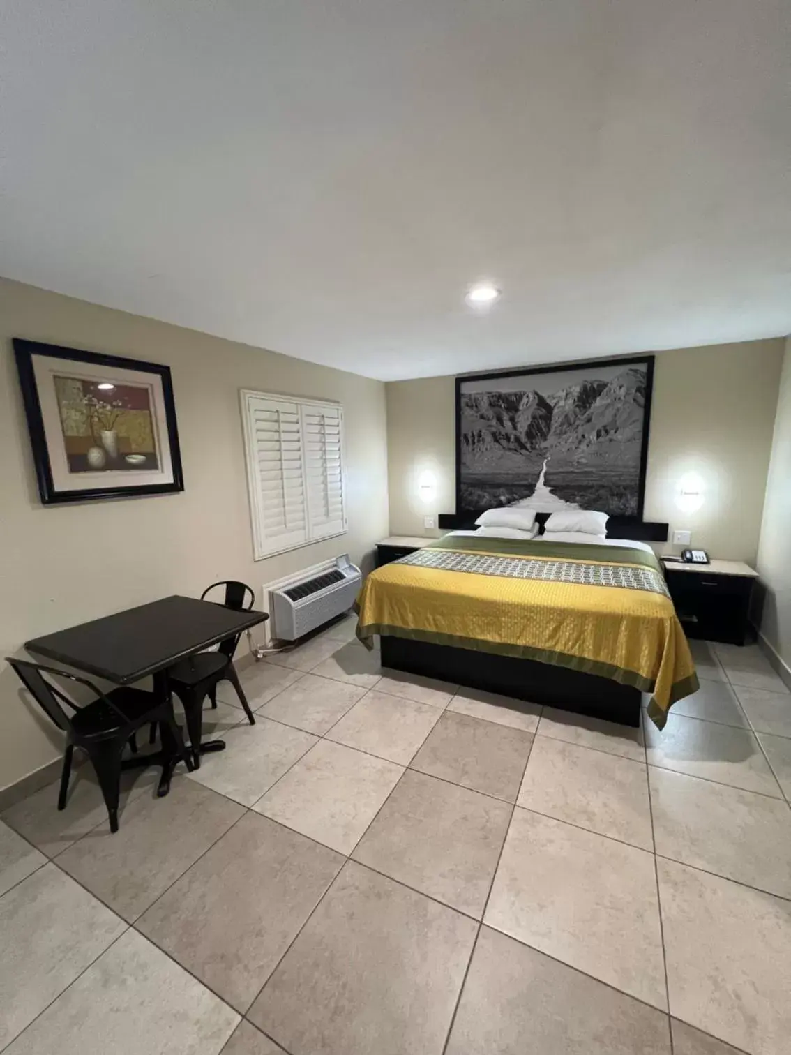 Bedroom, Bed in Super 8 by Wyndham McAllen-Downtown-Airport-LA Plaza Mall