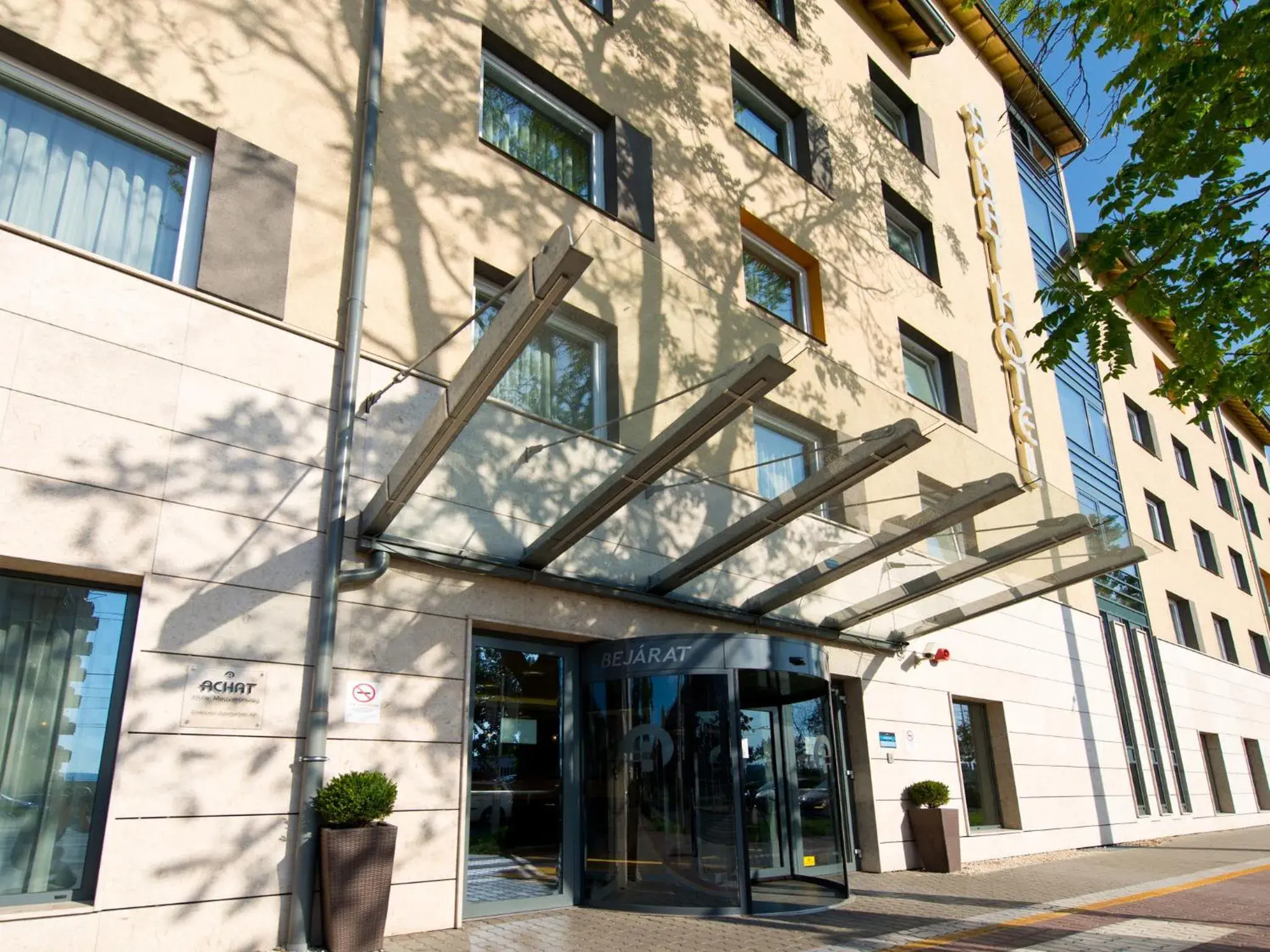 Facade/Entrance in Achat Premium Hotel Budapest