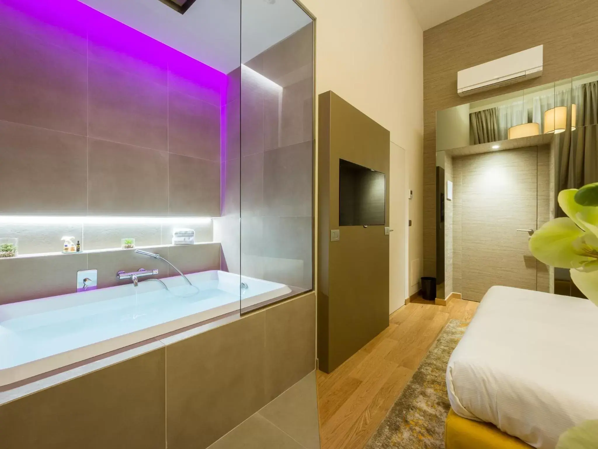 TV and multimedia, Bathroom in Renascentia in Florence - Adults Only