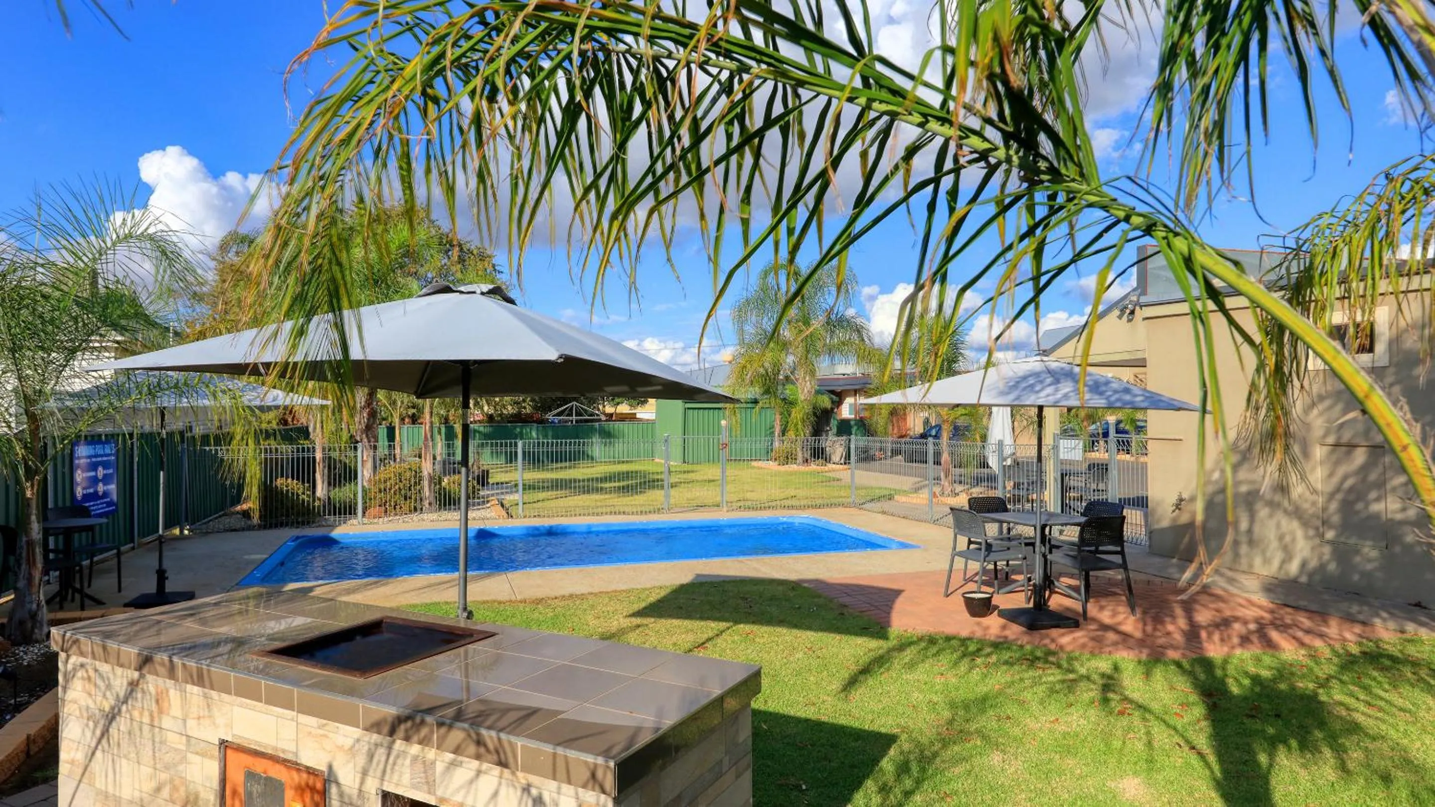 Swimming pool in Quality Inn Swan Hill