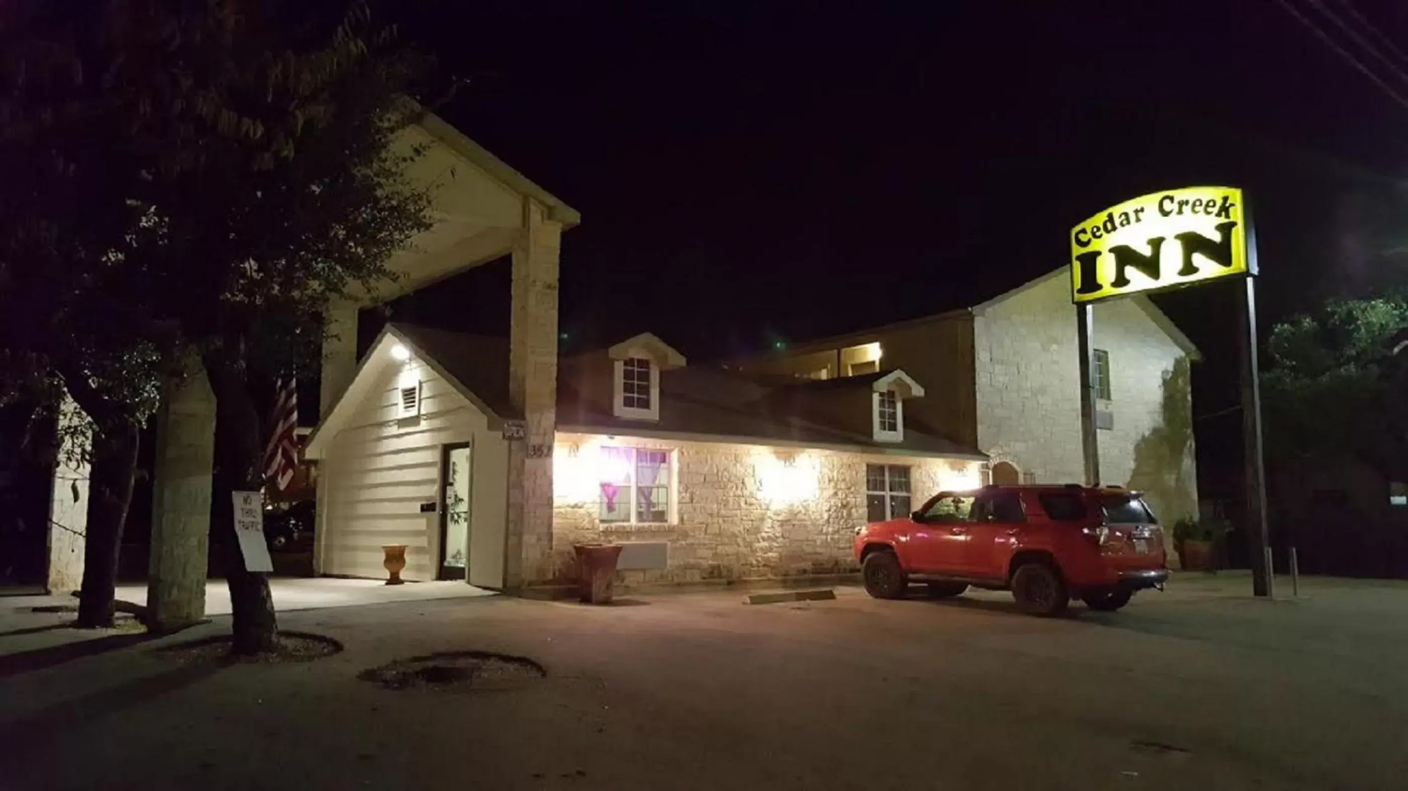 Facade/entrance, Property Building in Cedar Creek Inn