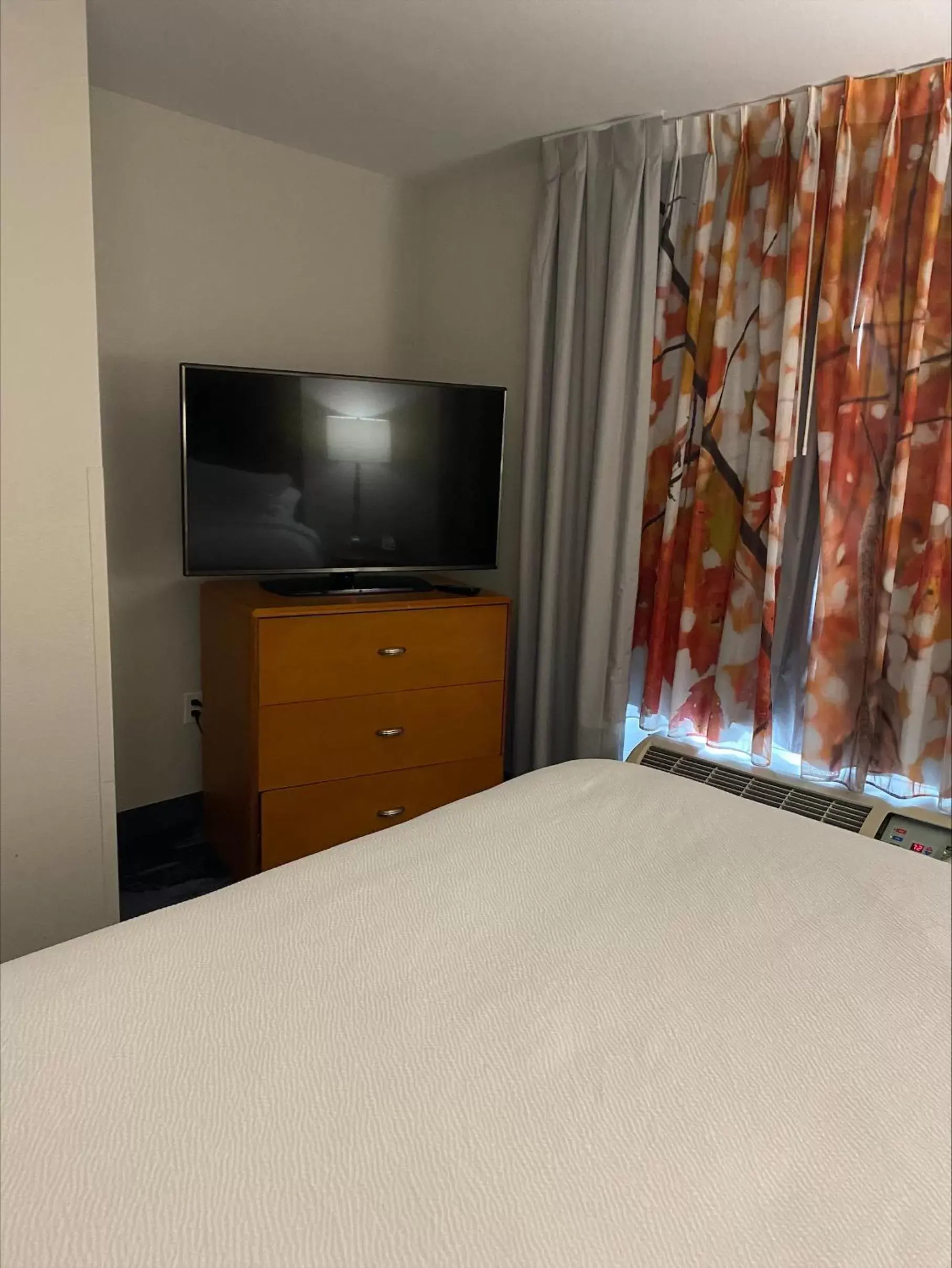 Bedroom, TV/Entertainment Center in Fairfield Inn & Suites by Marriott Texarkana