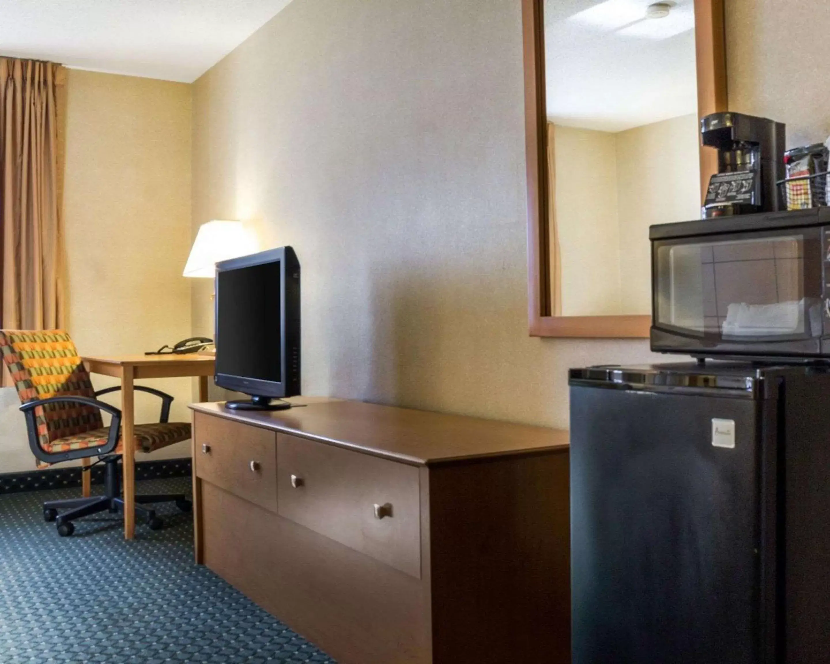 Photo of the whole room, TV/Entertainment Center in Comfort Inn Jamestown