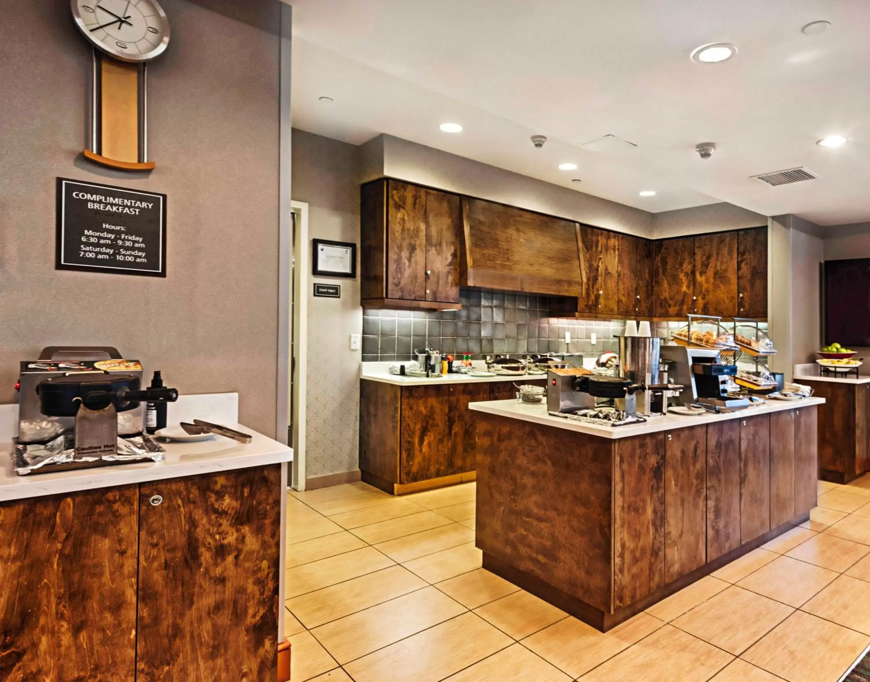 Breakfast, Kitchen/Kitchenette in Residence Inn Mt. Laurel at Bishop's Gate