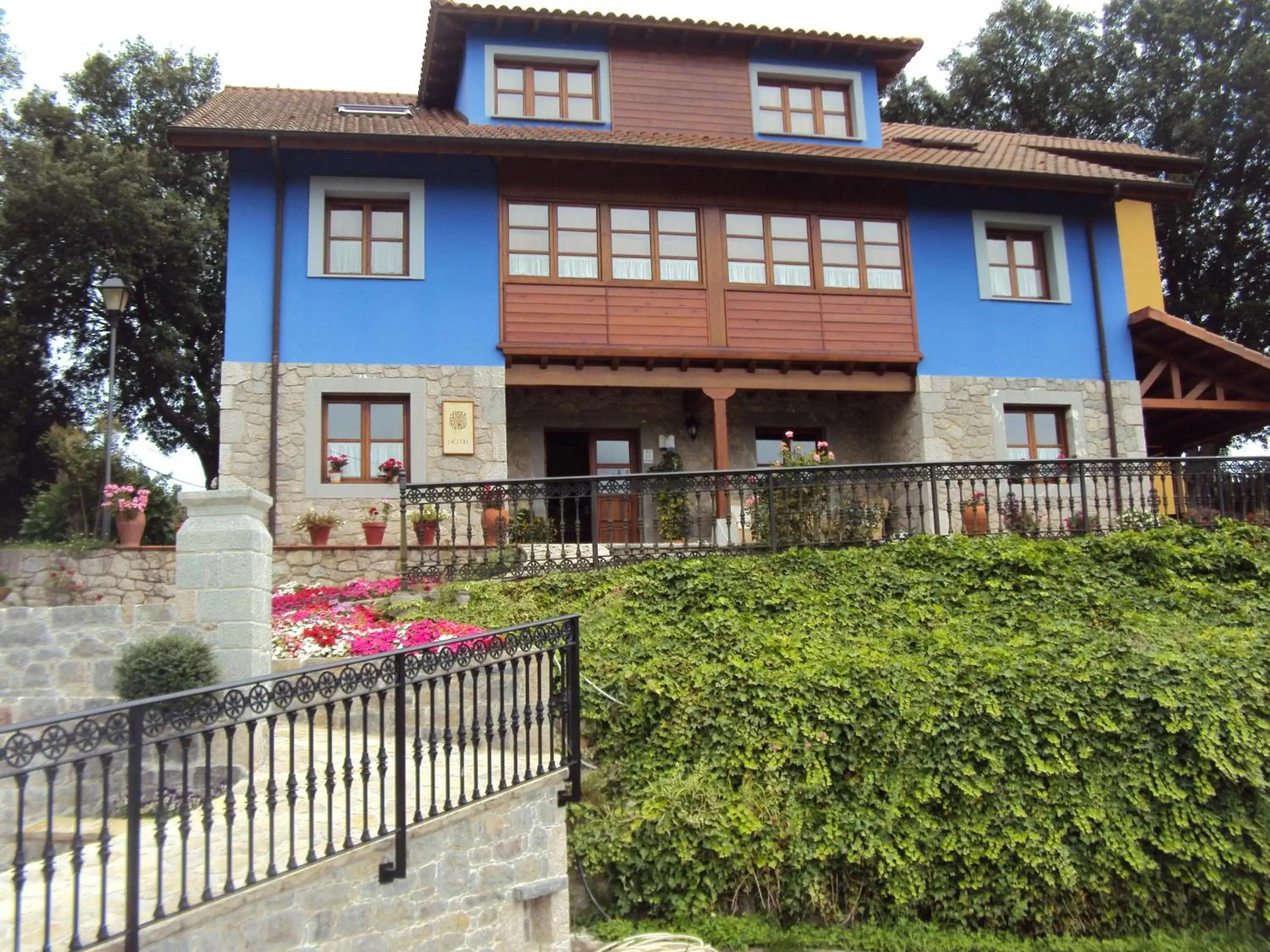 Facade/entrance in La Biesca Sebreñu