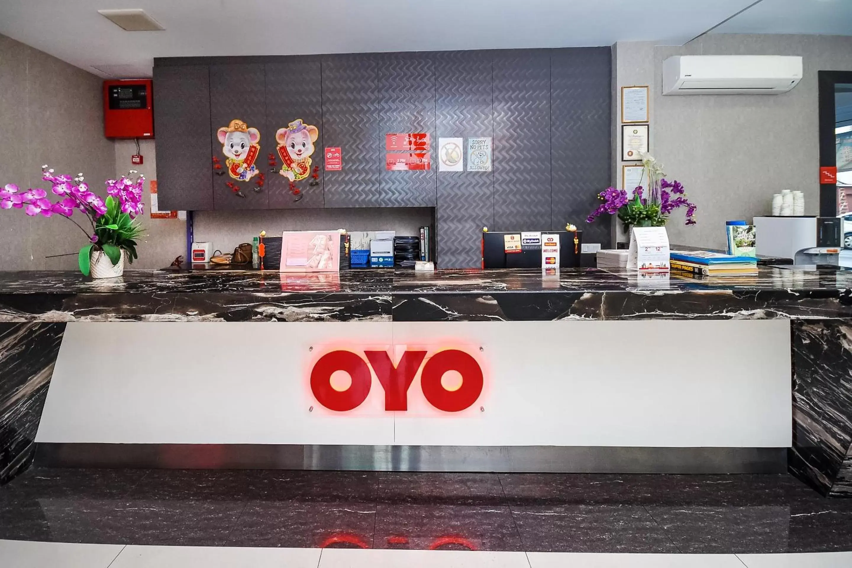 Lobby or reception, Restaurant/Places to Eat in Super OYO 977 Hong Kong Suites