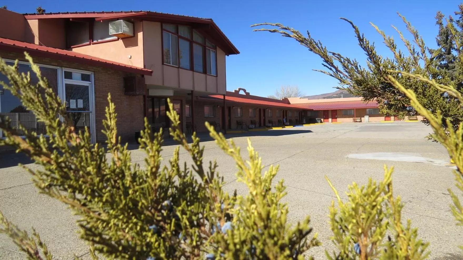 Property building in Howard Johnson by Wyndham Raton