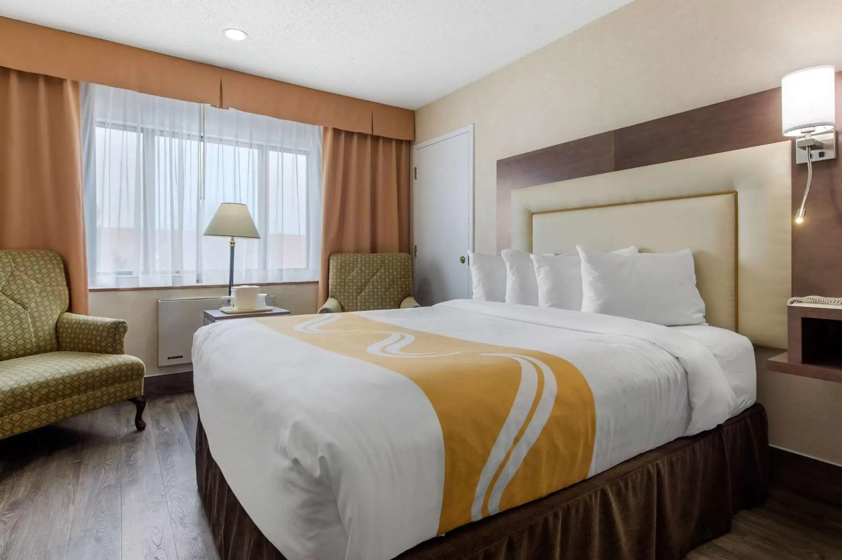 Bedroom, Bed in Quality Inn & Suites & Conference Centre - Gatineau