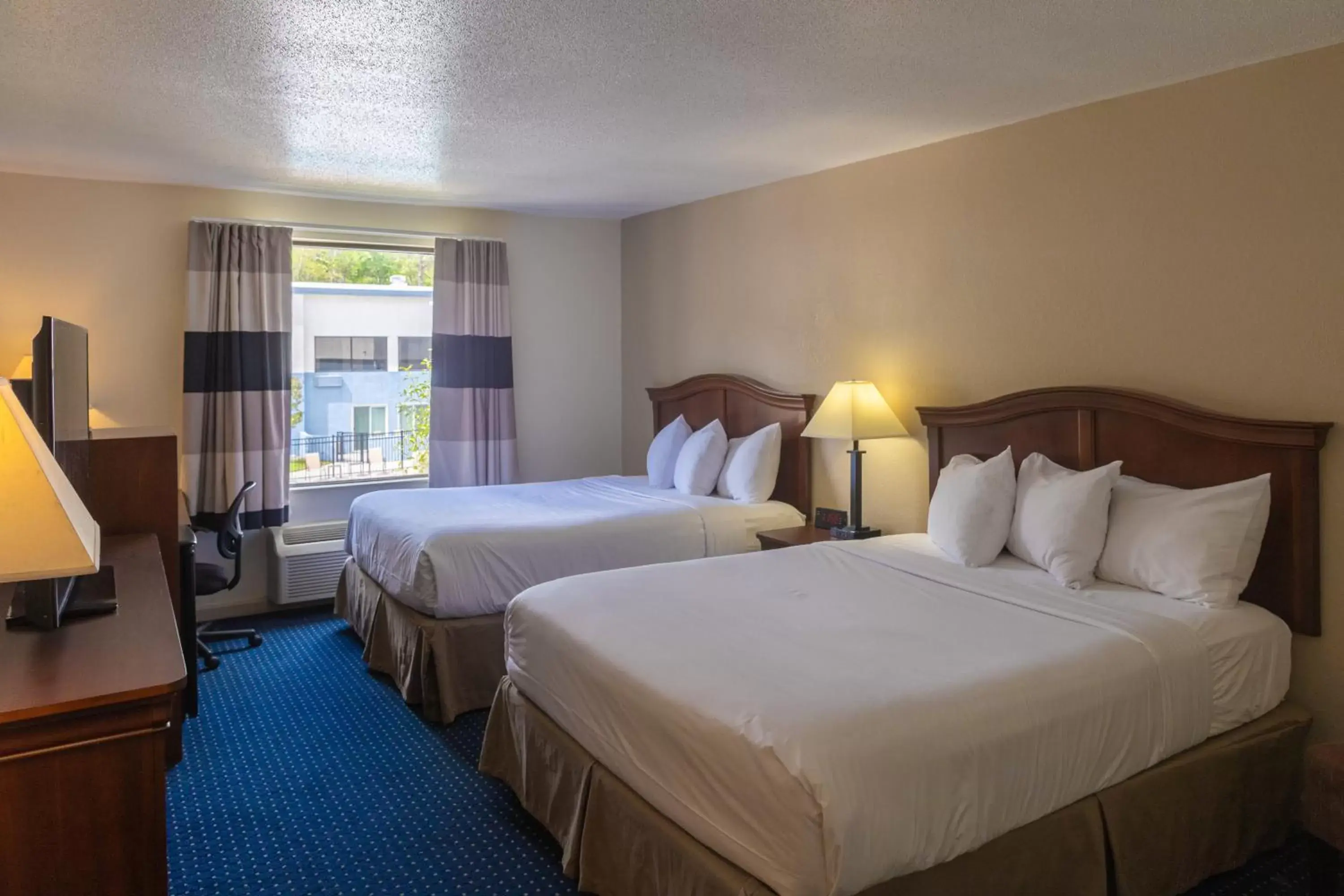 Bed in Cottonwood Suites Savannah Hotel & Conference Center