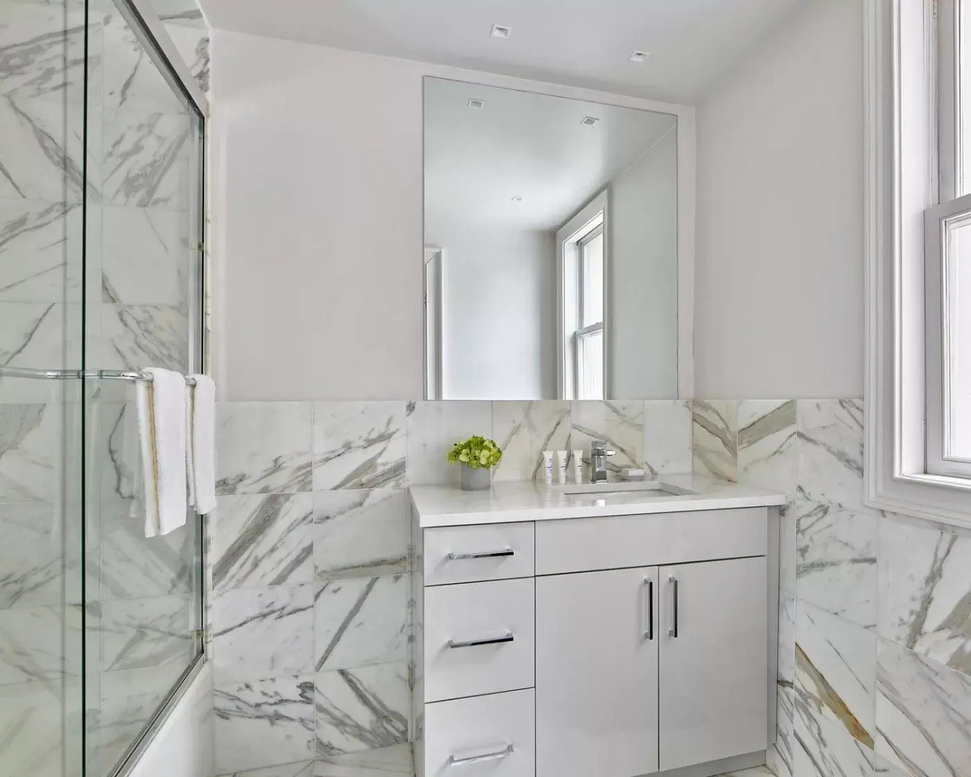 Bathroom, Kitchen/Kitchenette in AKA Rittenhouse Square