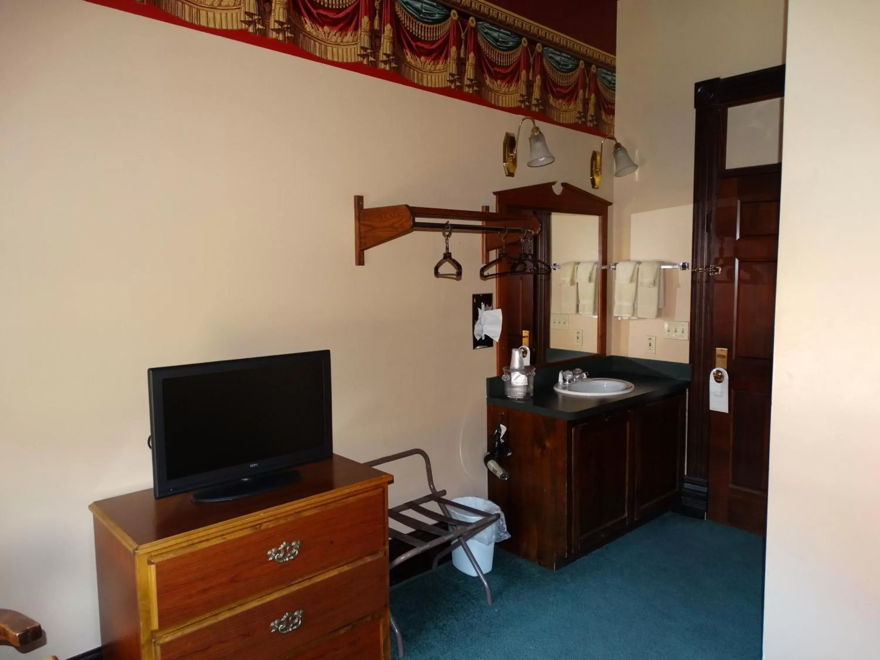 TV and multimedia, TV/Entertainment Center in Historic Iron Horse Inn - Deadwood