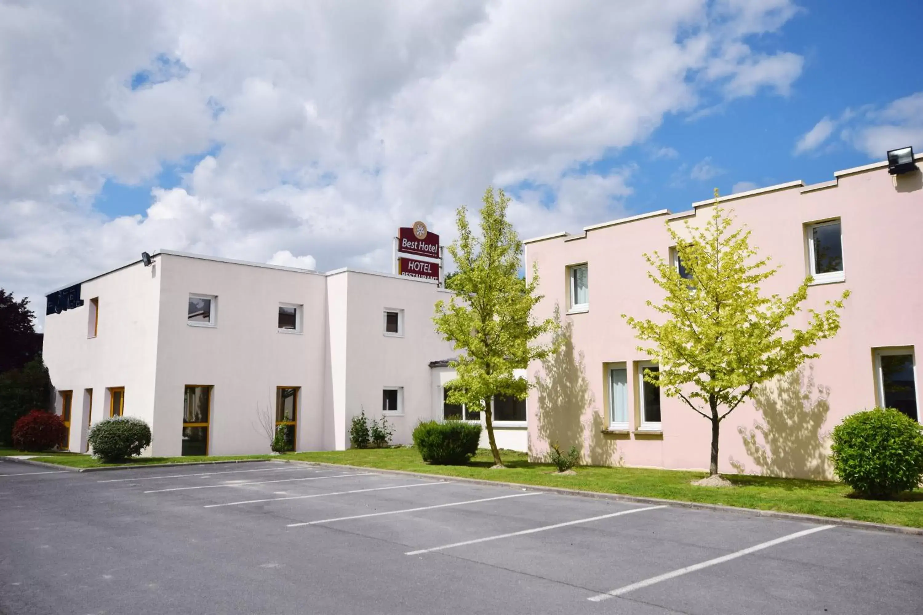 Facade/entrance, Property Building in Brit Hotel Reims La Pompelle