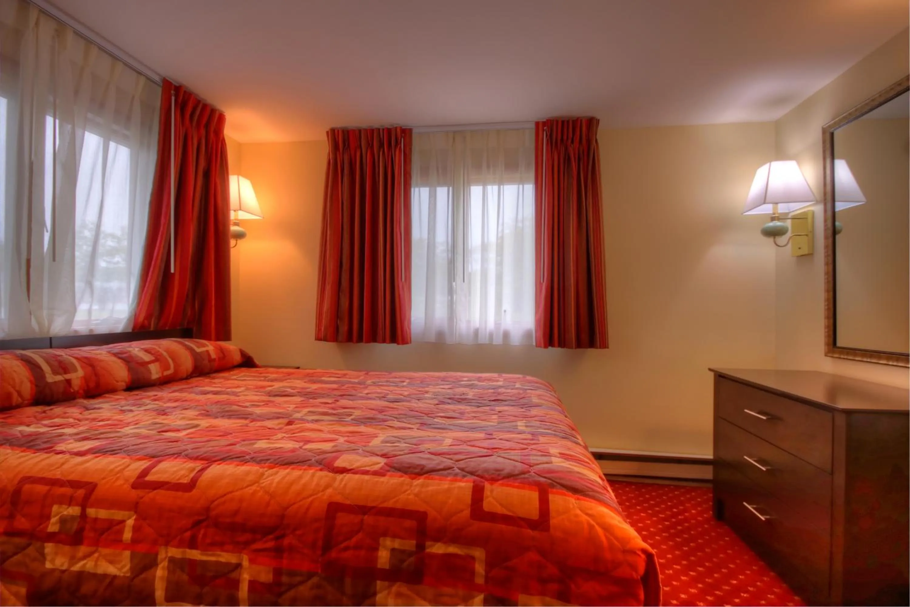 Photo of the whole room, Bed in Ogunquit Tides