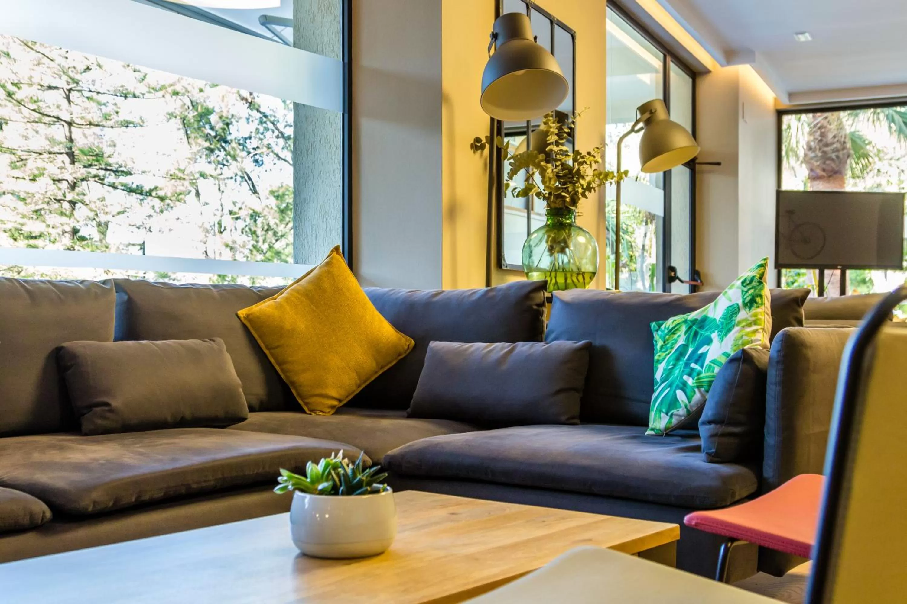 Lounge or bar in Intelier Orange