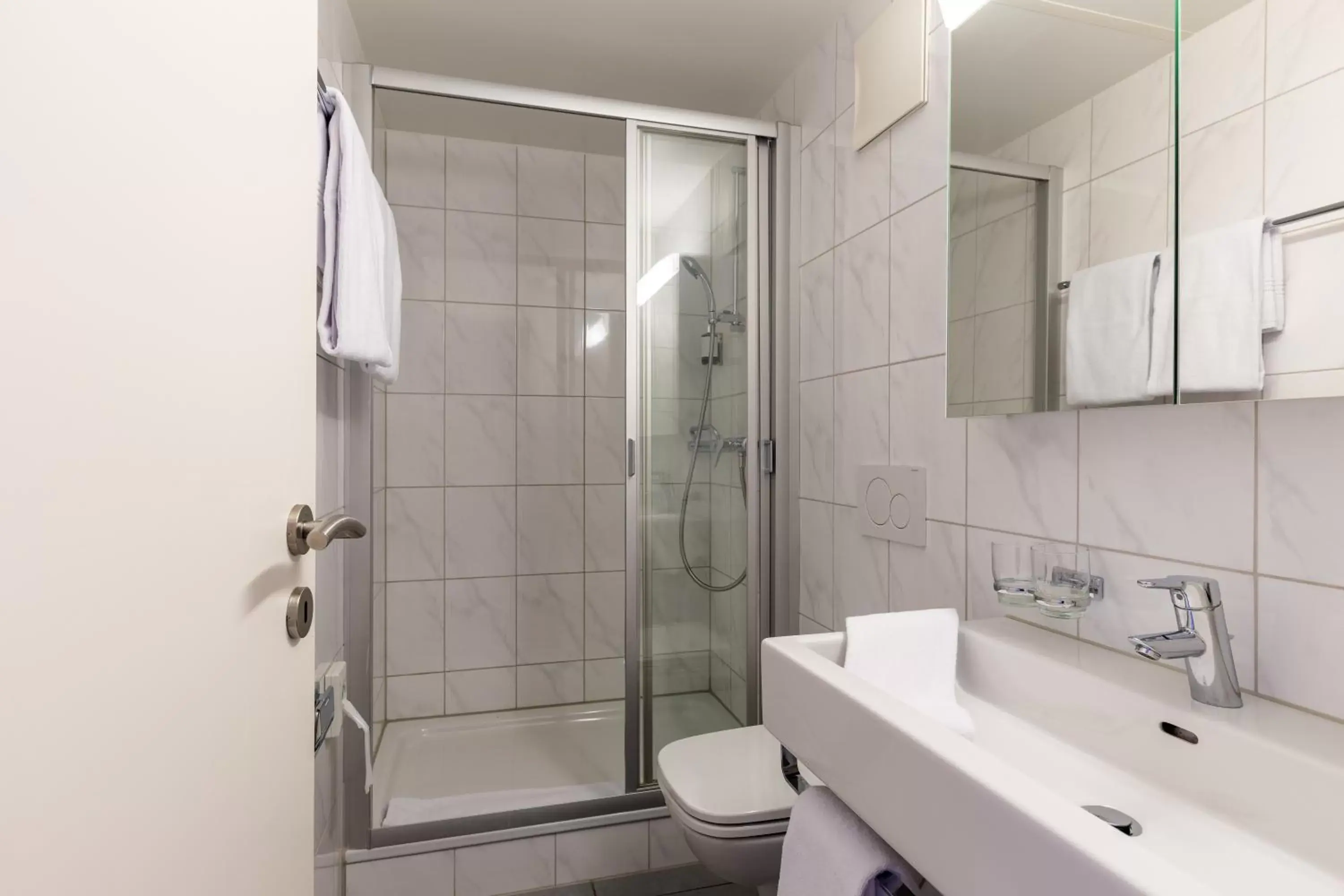 Shower, Bathroom in Union Light - Self Check-In Hotel