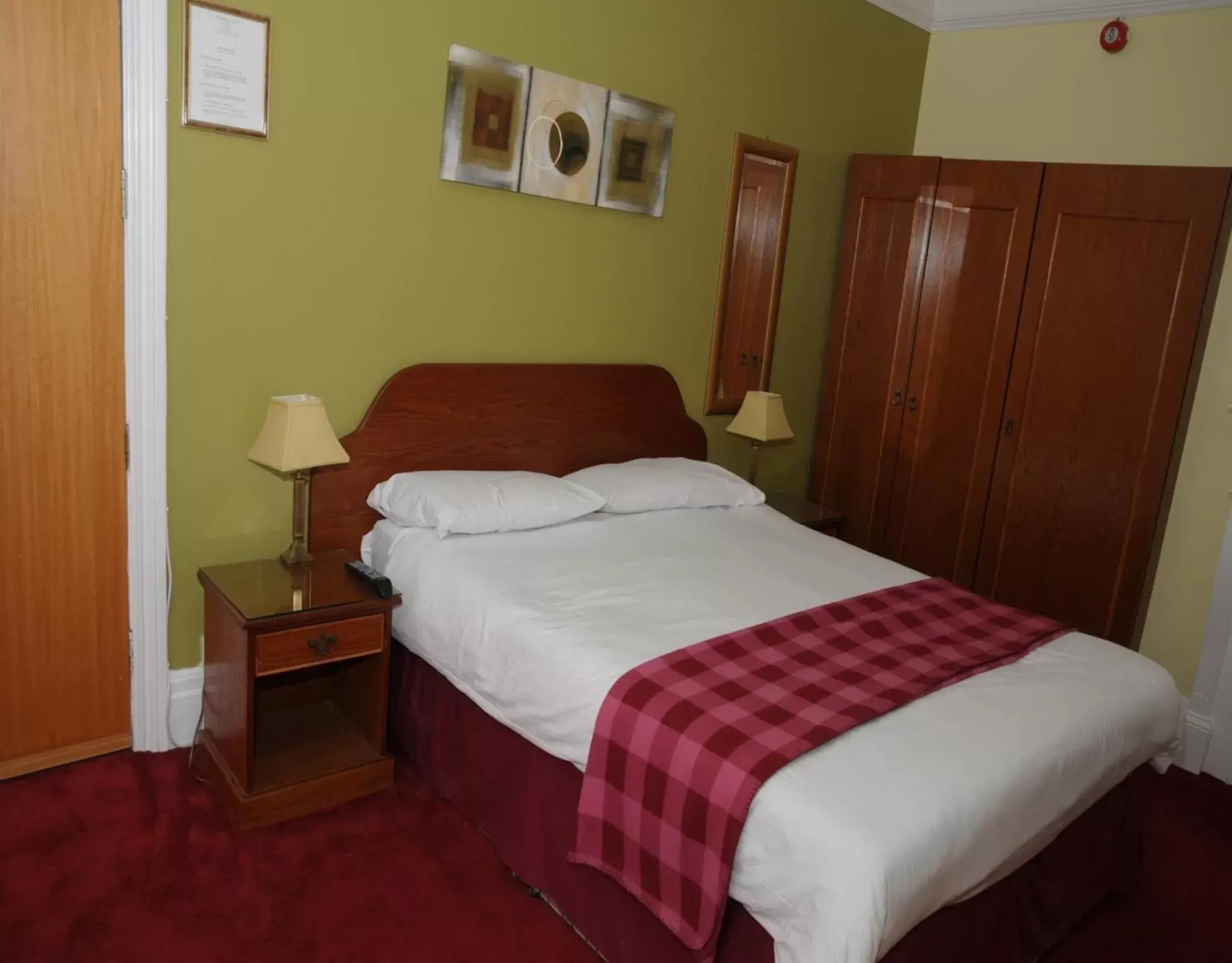 Bedroom, Room Photo in Wimblehurst Hotel