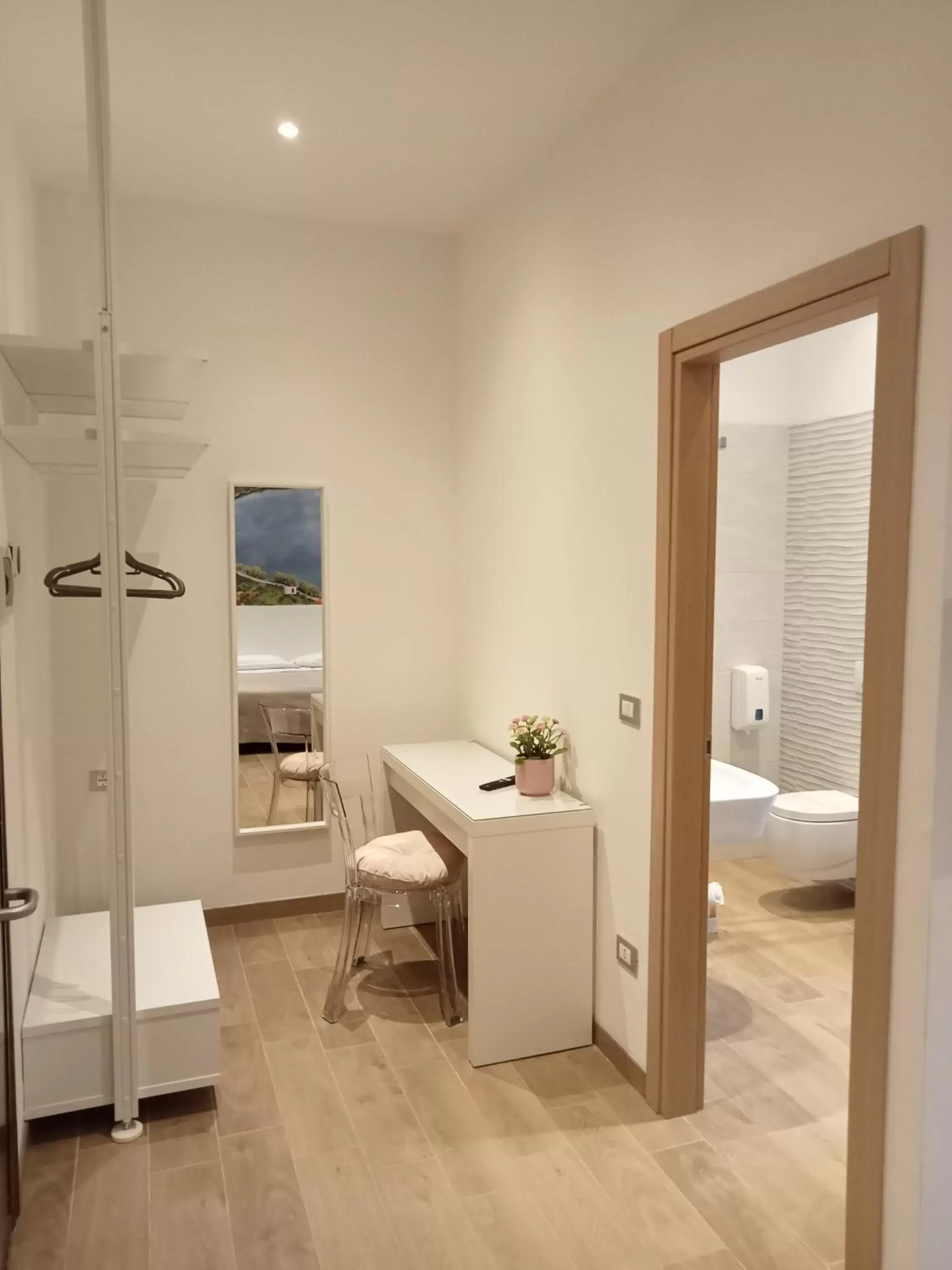 Shower, Seating Area in Hotel Porta Rivera