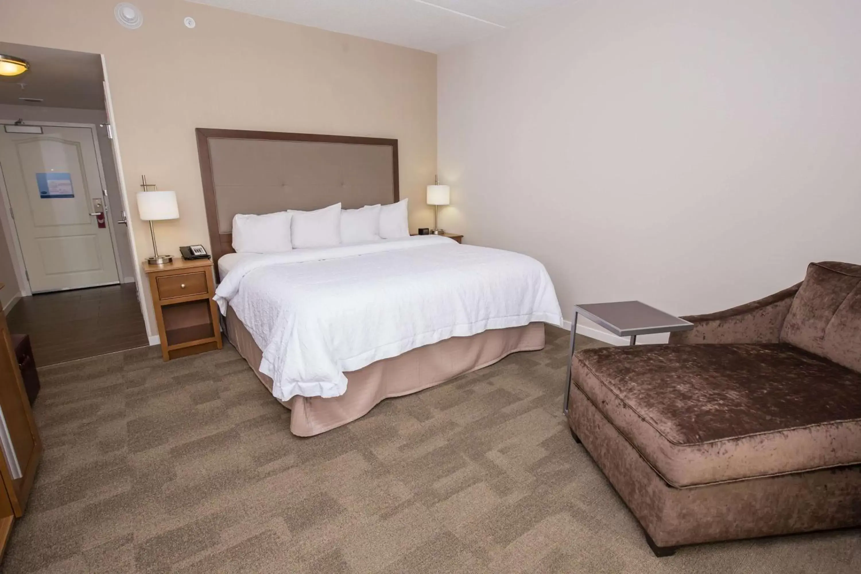 Bed in Hampton Inn & Suites - Pittsburgh/Harmarville, PA