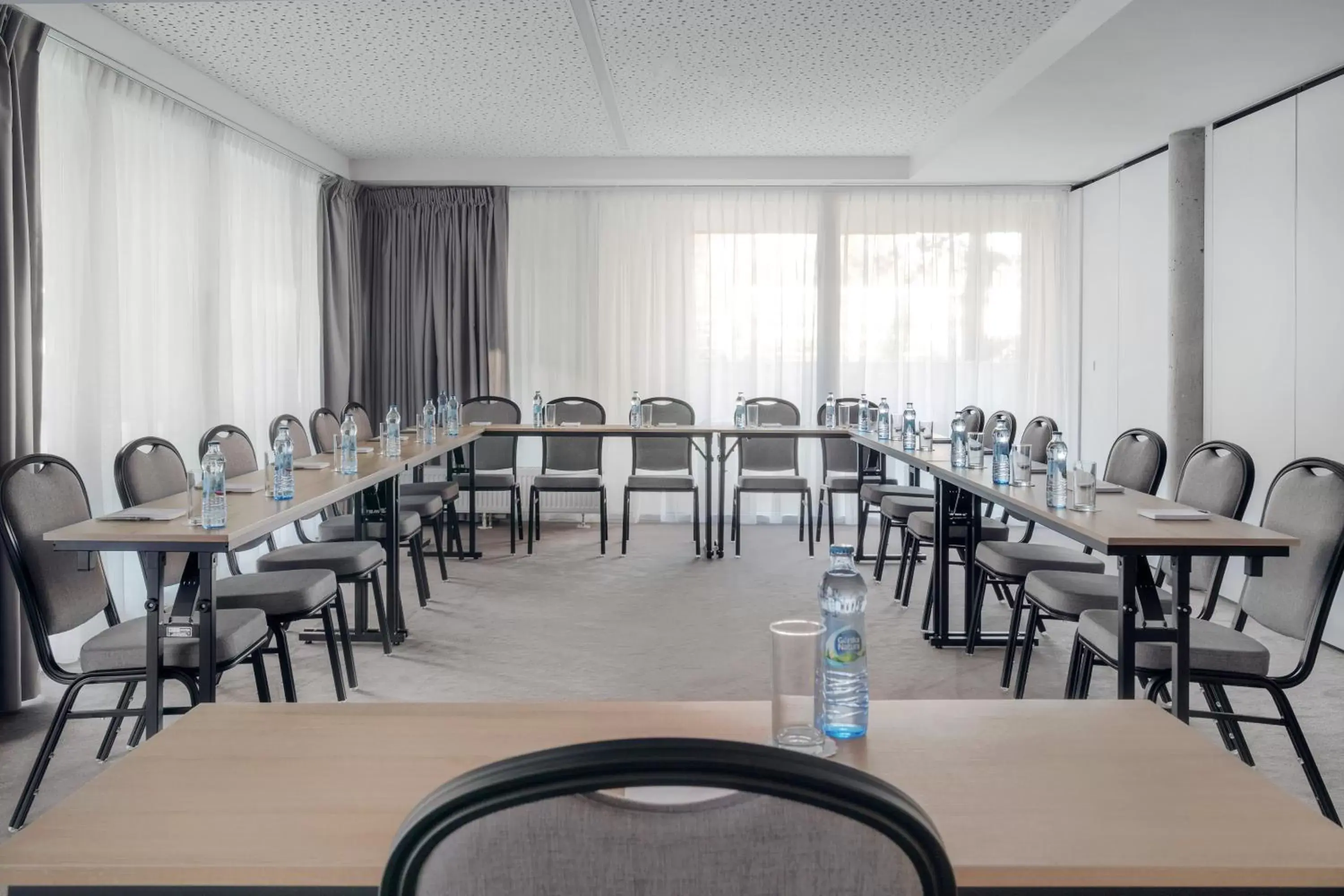 Meeting/conference room, Restaurant/Places to Eat in Hotel Almond Business & SPA