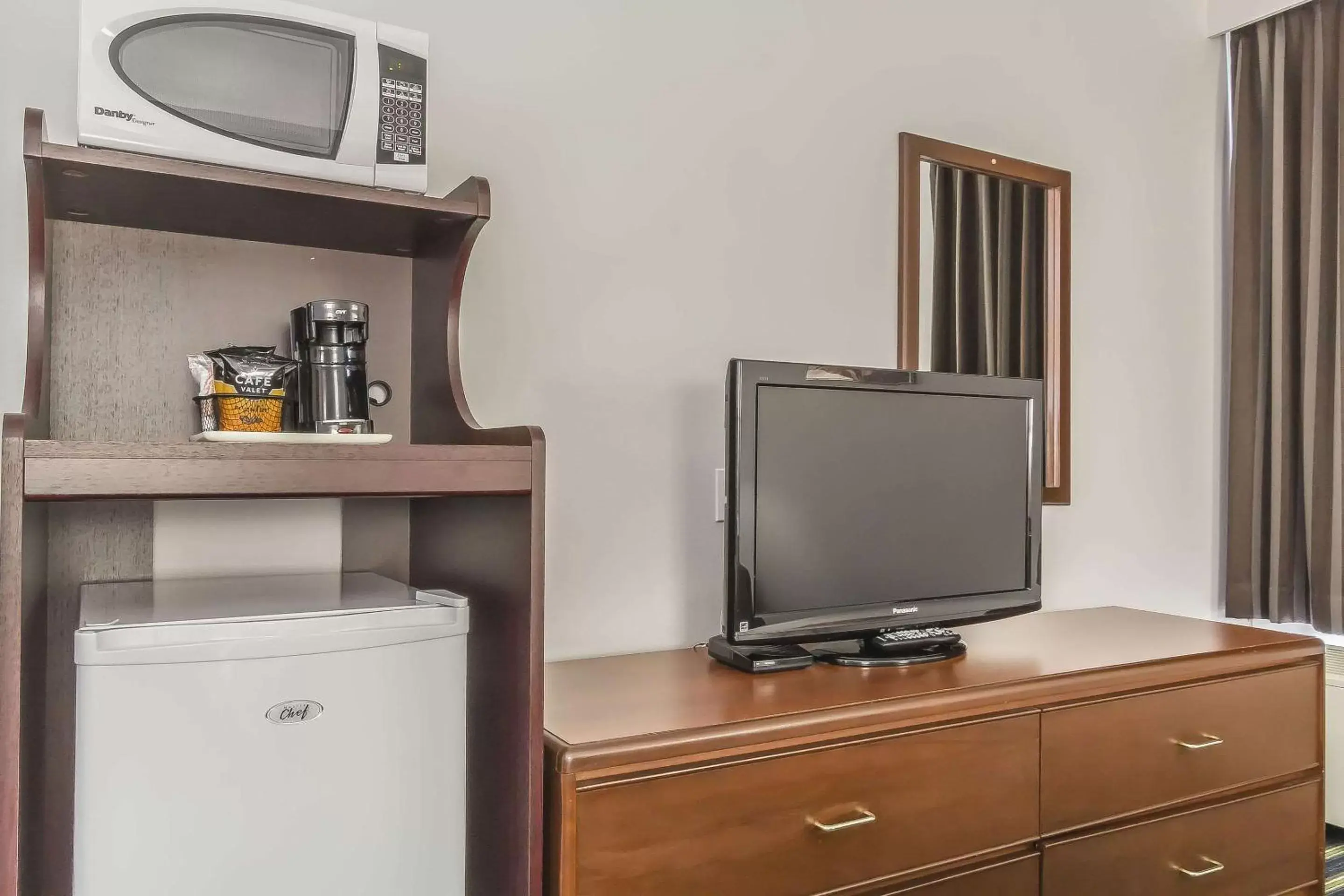Photo of the whole room, TV/Entertainment Center in Comfort Inn & Suites Moose Jaw