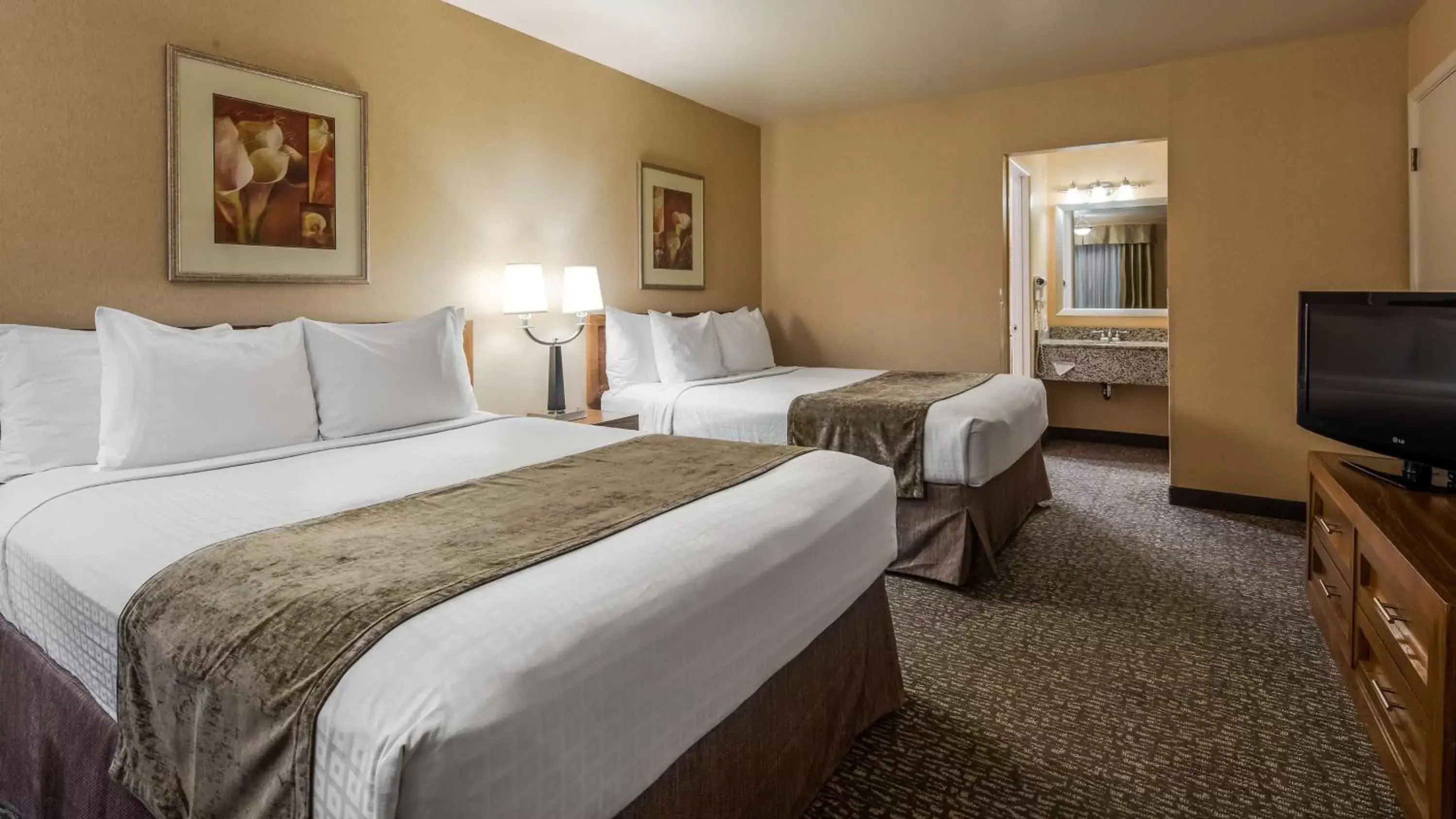 Photo of the whole room, Bed in Best Western Grants Pass Inn