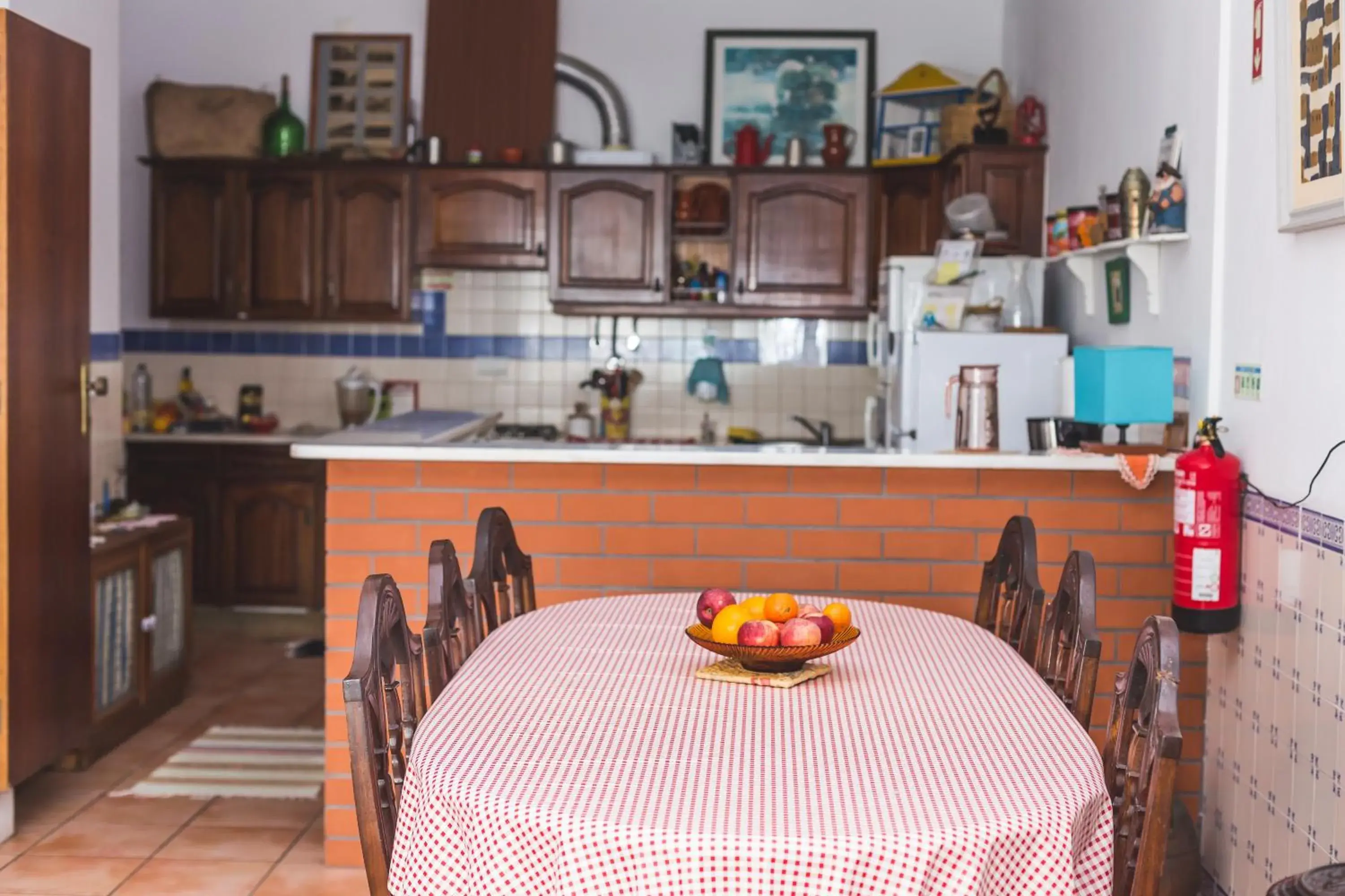 Dining area, Kitchen/Kitchenette in Ericeira Chill Hill Hostel & Private Rooms - Peach Garden